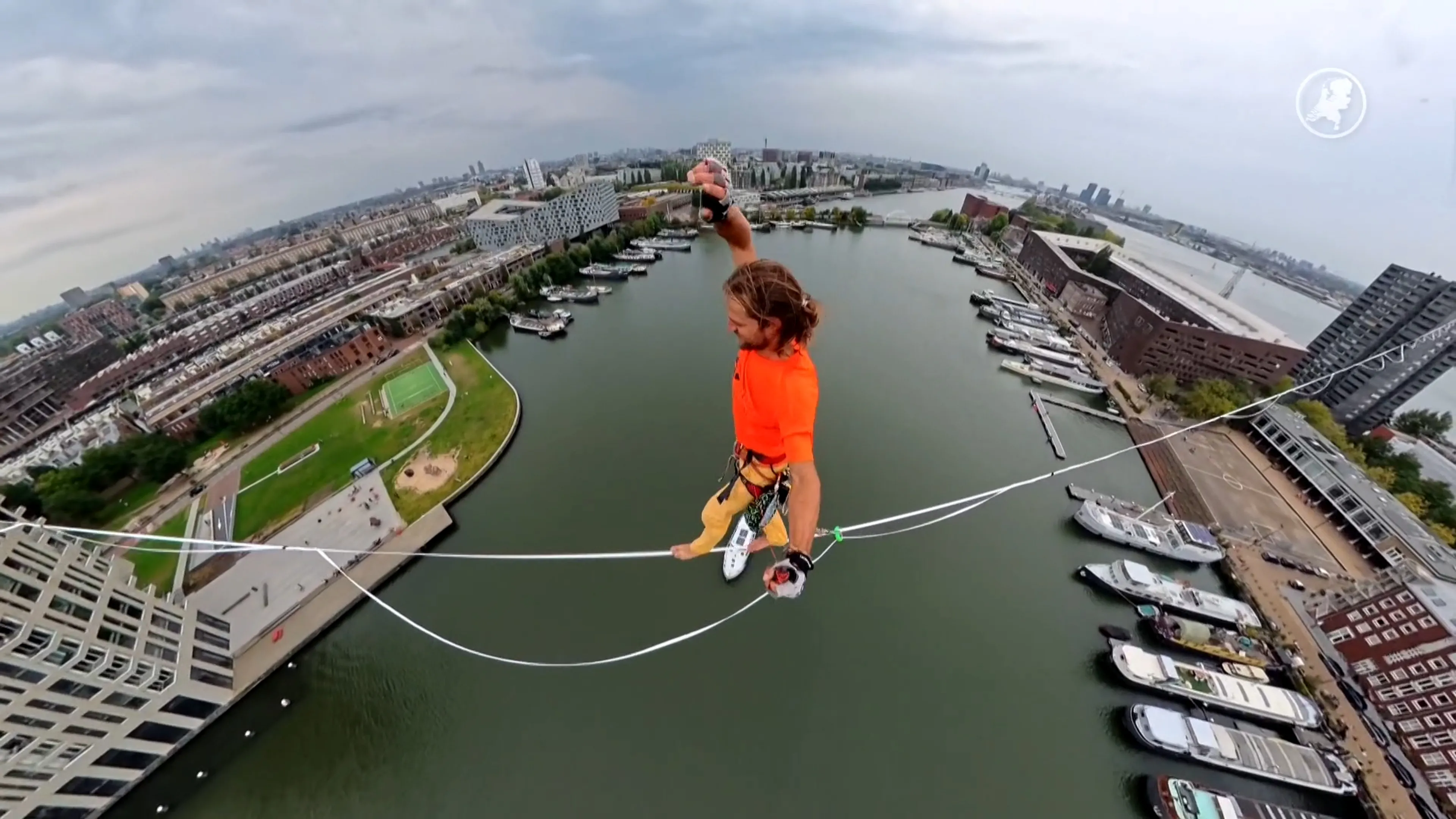 Wereldtop 'slackline lopen' vertoont kunsten in Amsterdam