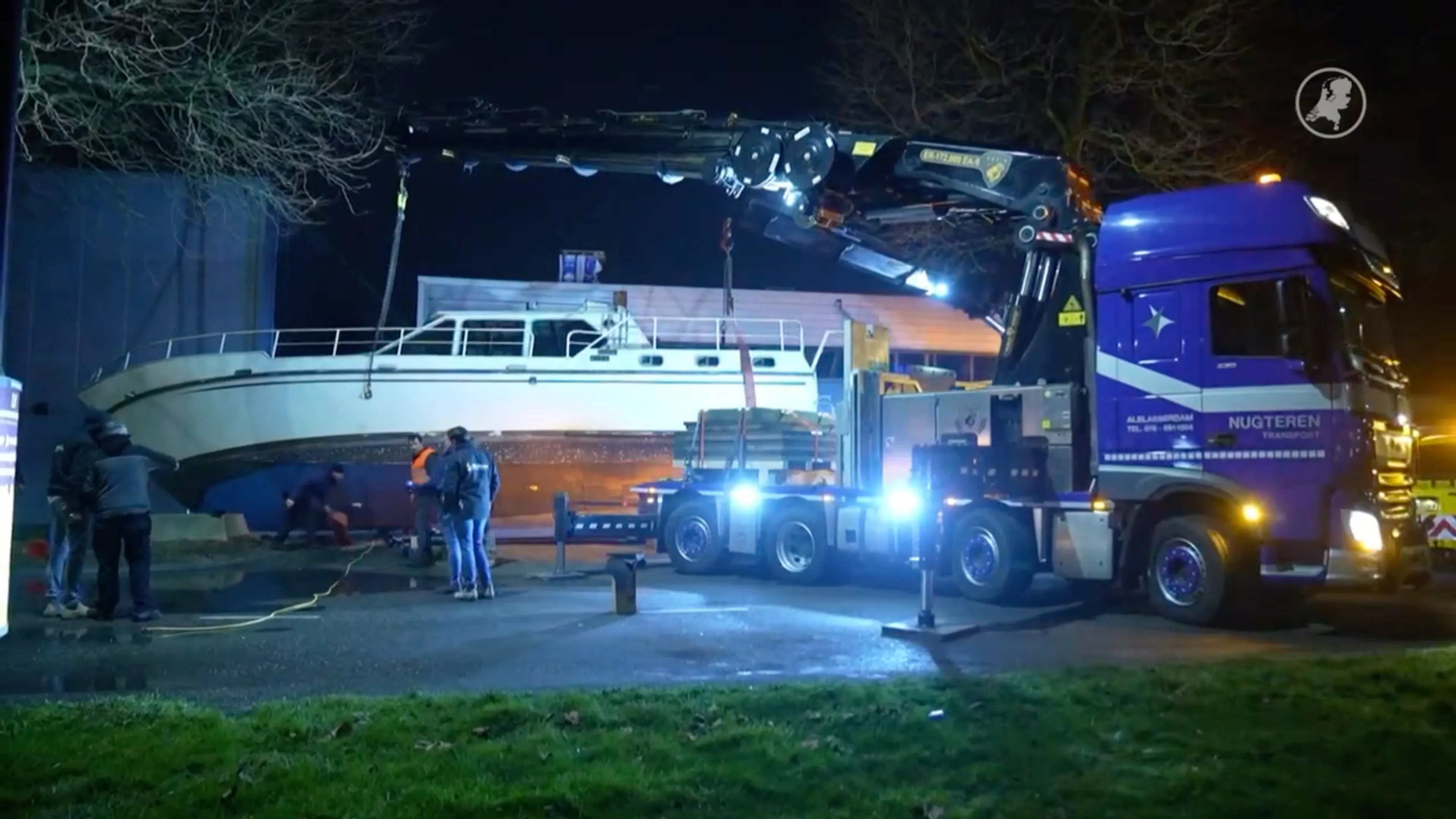 Jacht stort van trailer en blokkeert weg in Alblasserdam