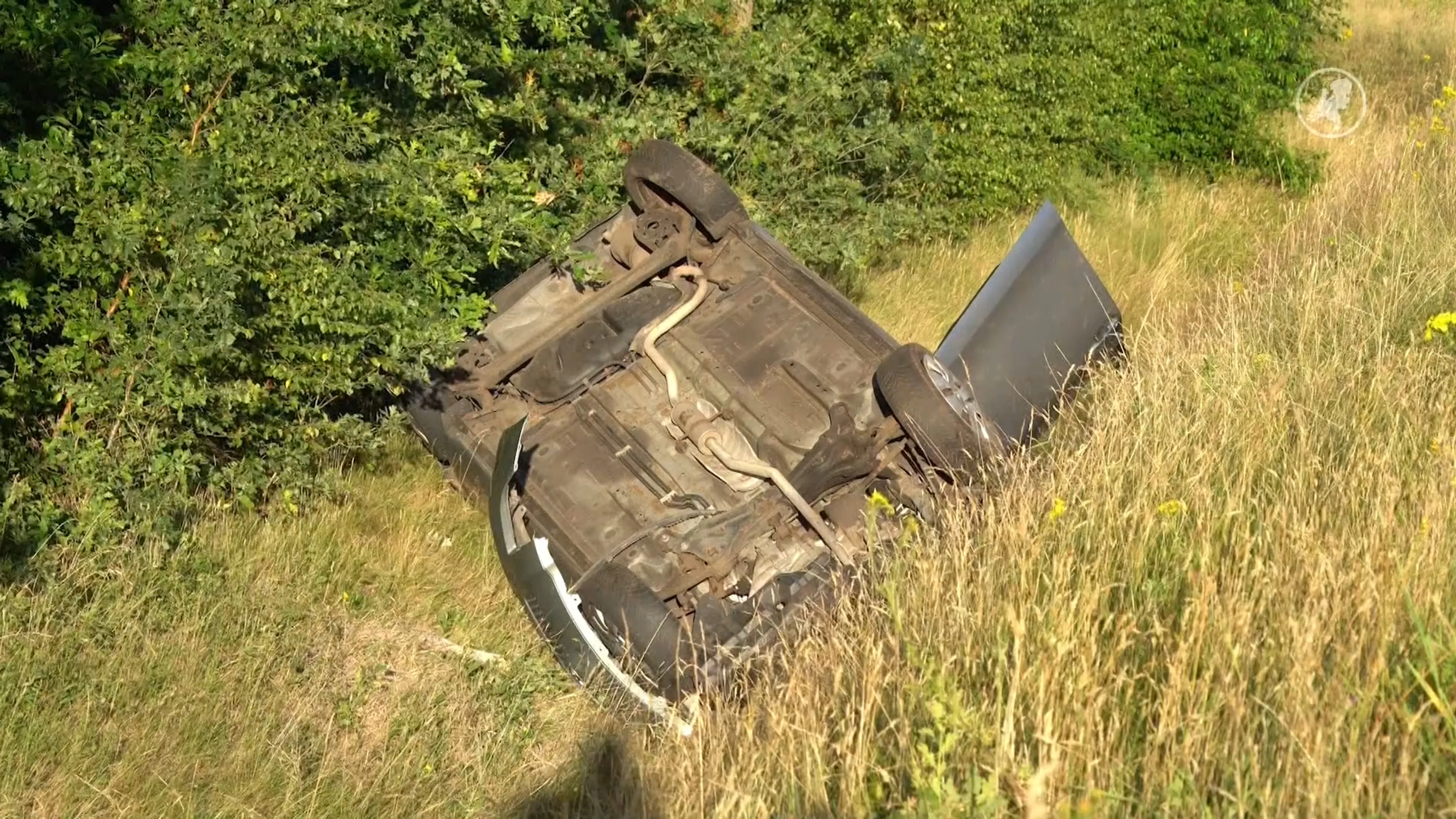 Bestuurder vliegt uit de bocht: drugs, drank én stapel cash in auto