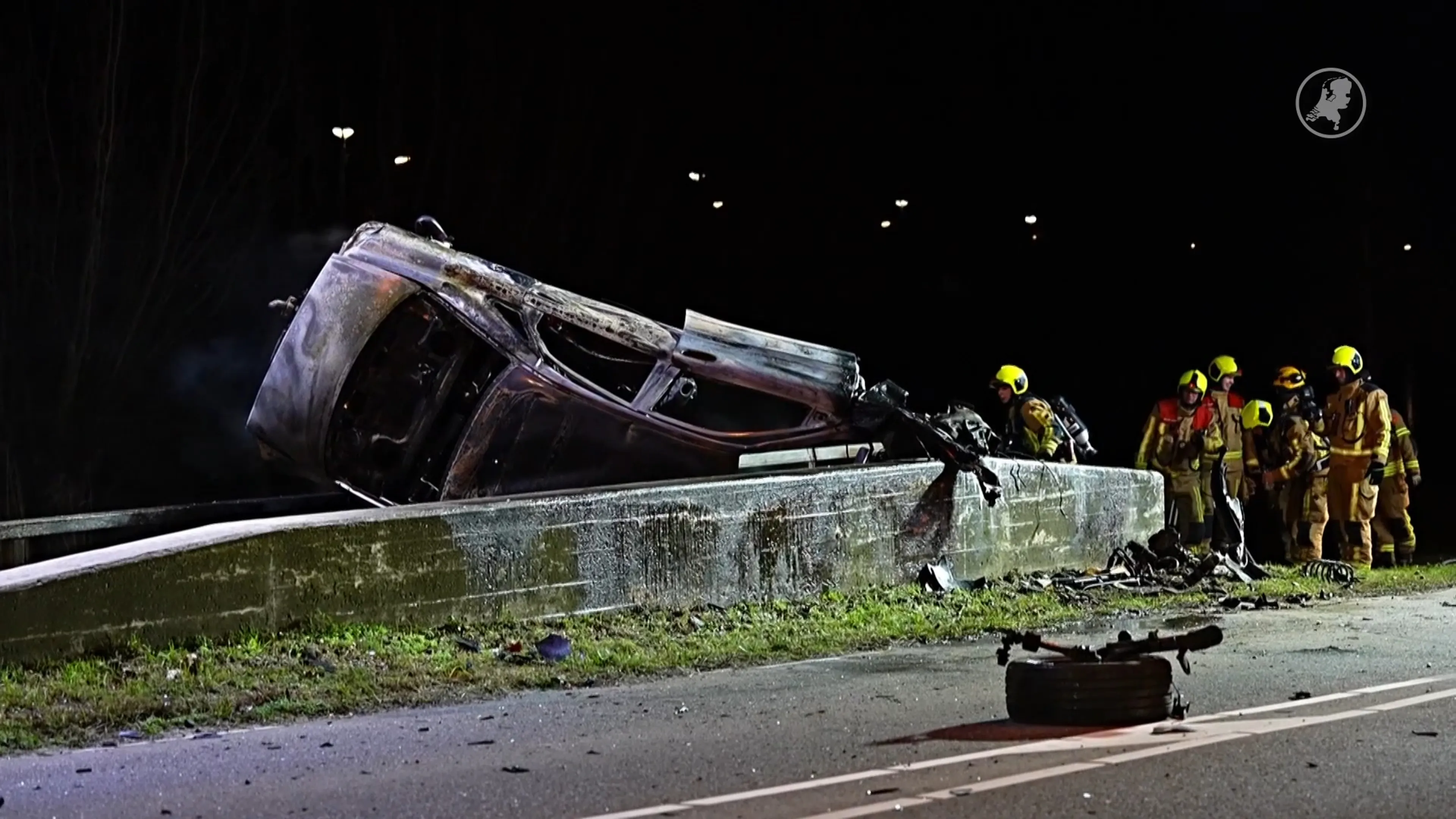 Auto vliegt in brand bij ongeluk in Maasdijk, bestuurder overlijdt