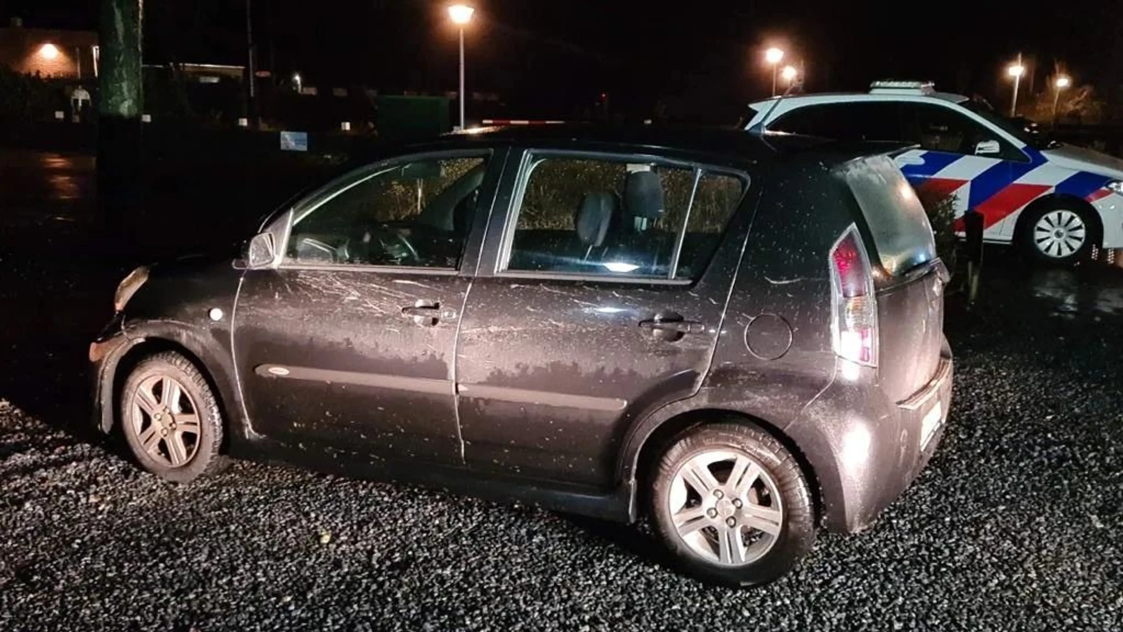 Wegpiraat racet met 180 km/u over de weg en ramt politieauto