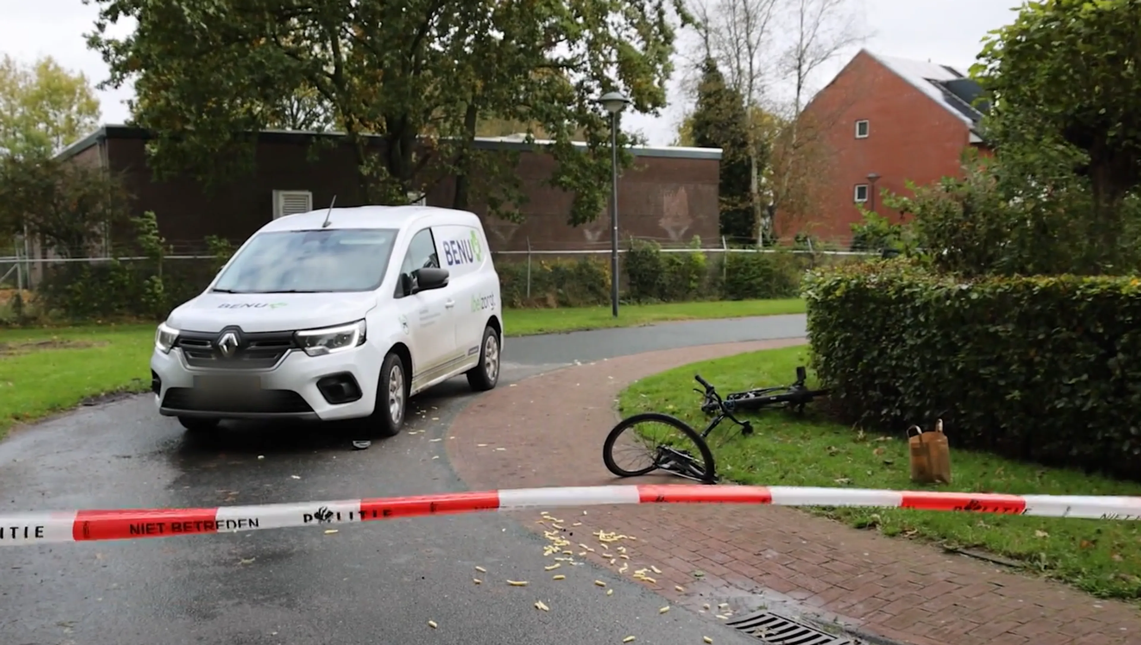 Fiets breekt doormidden na botsing met auto in Leek