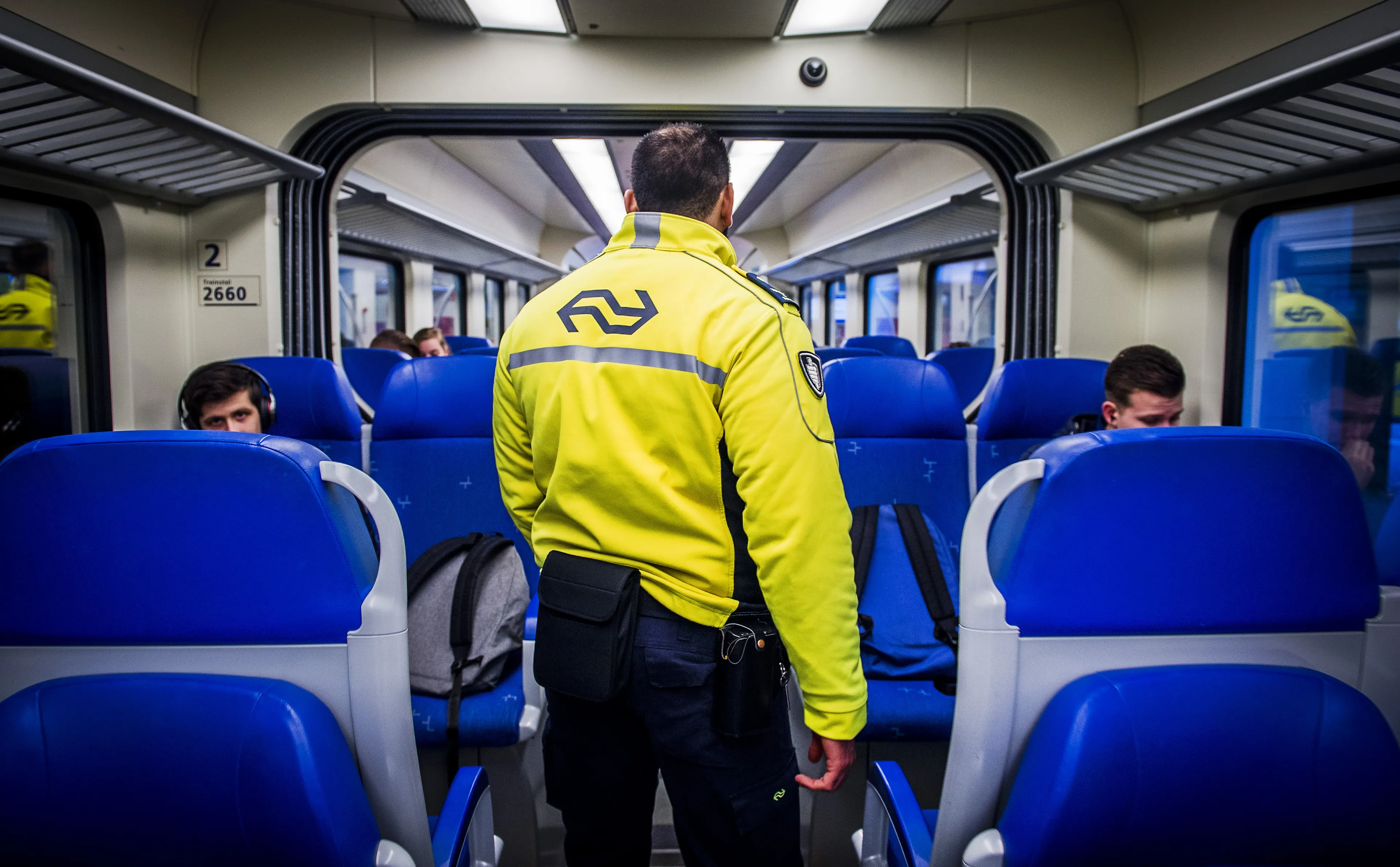 Reiziger slaat NS-medewerker in gezicht, omstanders grijpen in