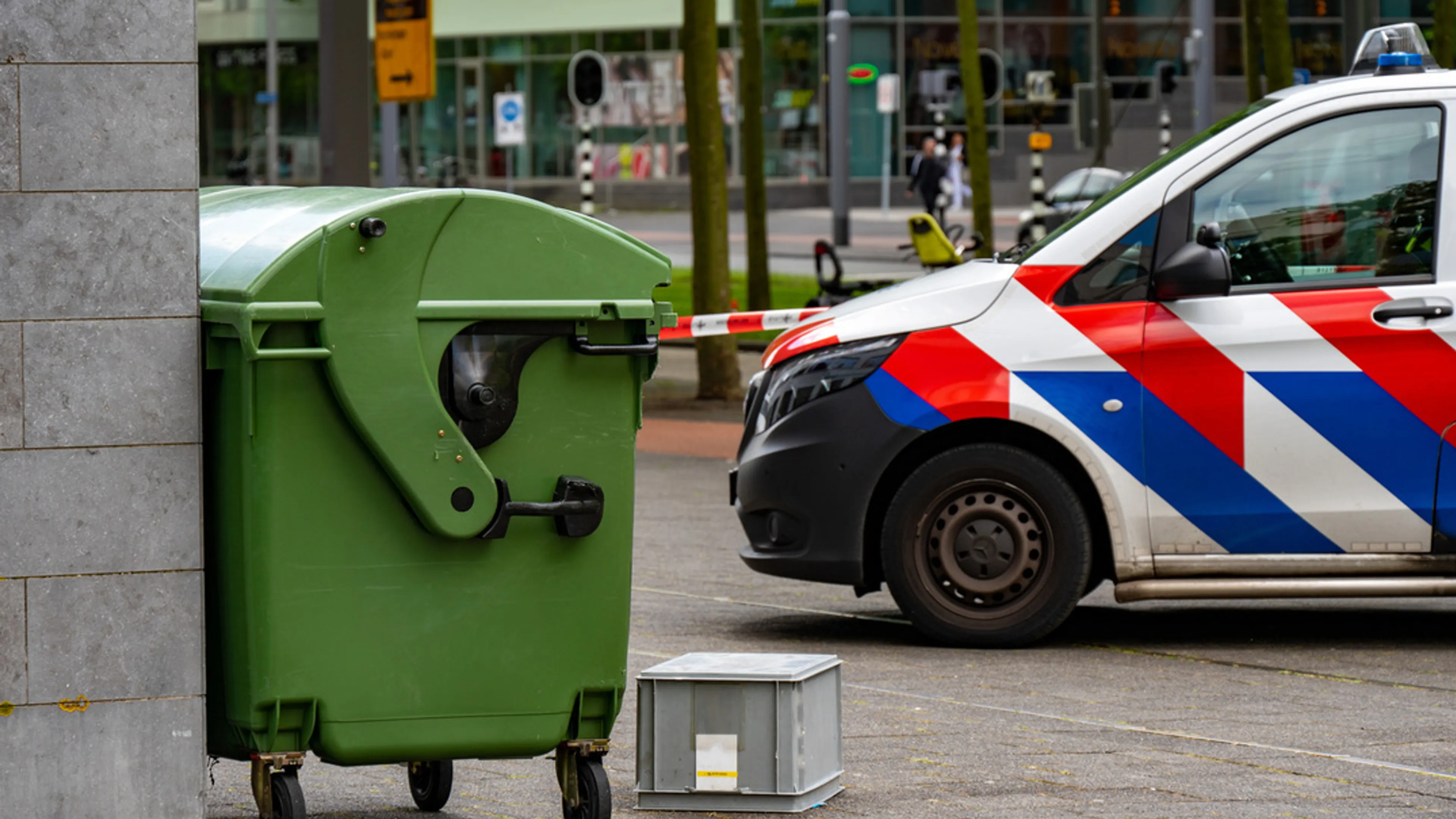 Vrouw in Rotterdam wil onbeheerde tas met flessen weggooien, maar spul ontploft