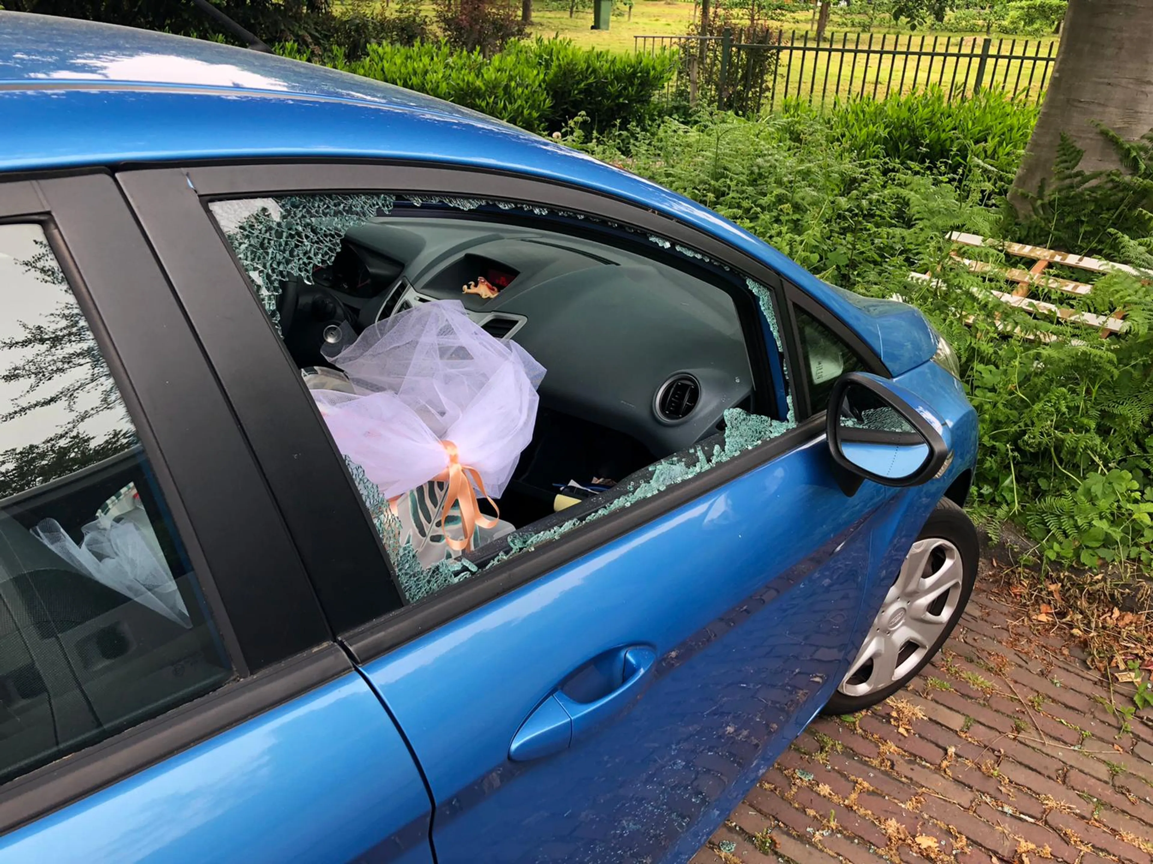 Pech voor kersvers bruidspaar: auto wordt tijdens huwelijksnacht leeggeroofd 