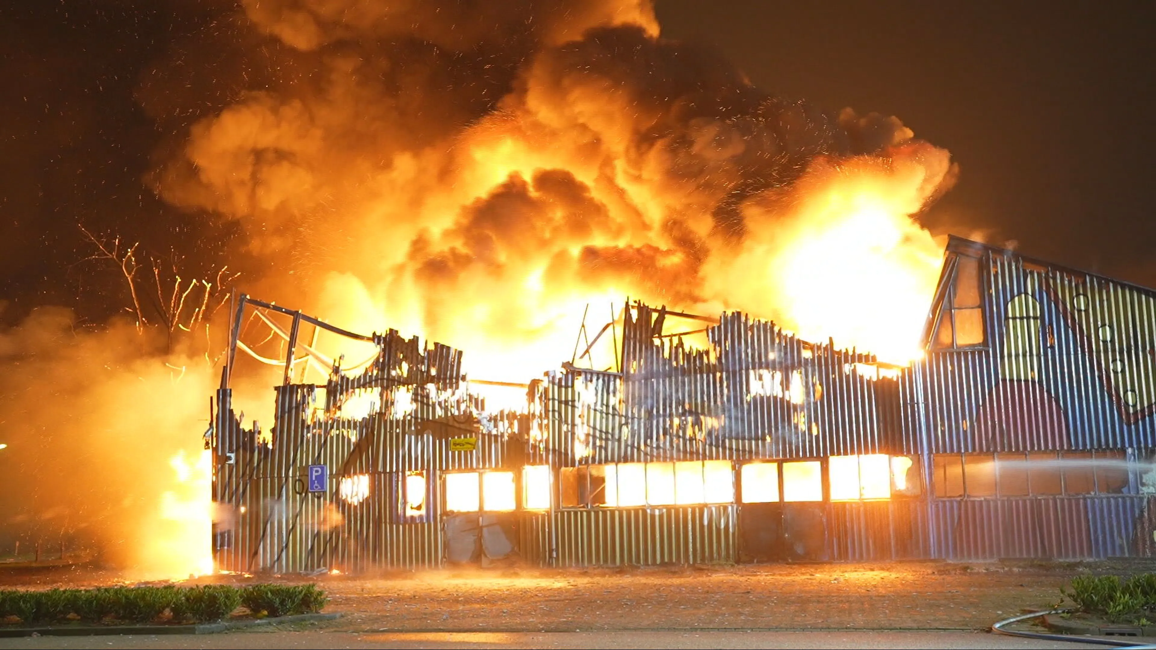 Asbest vrijgekomen bij grote brand voormalig schoenenmuseum Waalwijk 