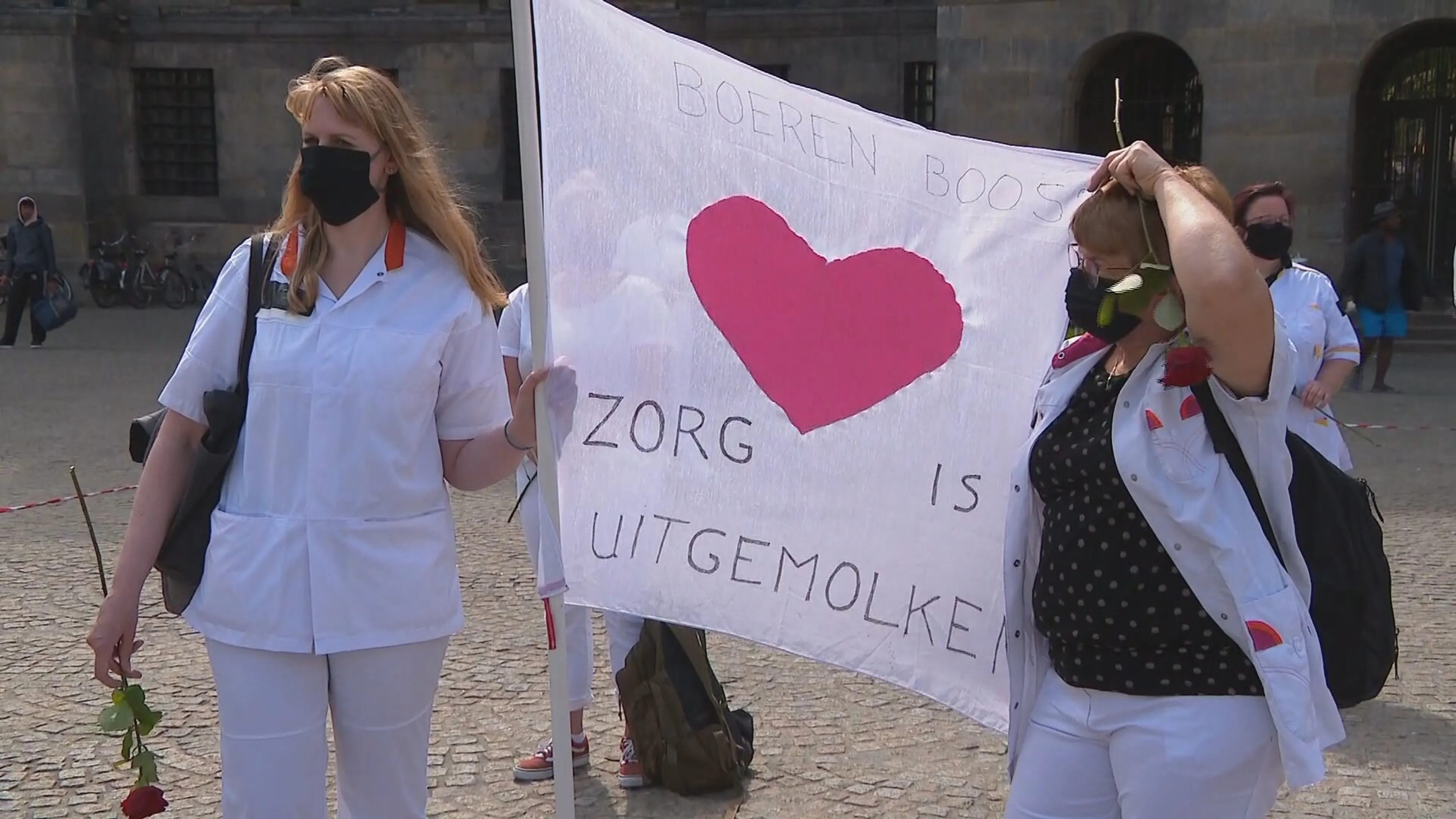 Zorgmedewerkers herdenken door corona getroffen collega's: "Ik heb geluk gehad dat ik wél goed beschermd was"