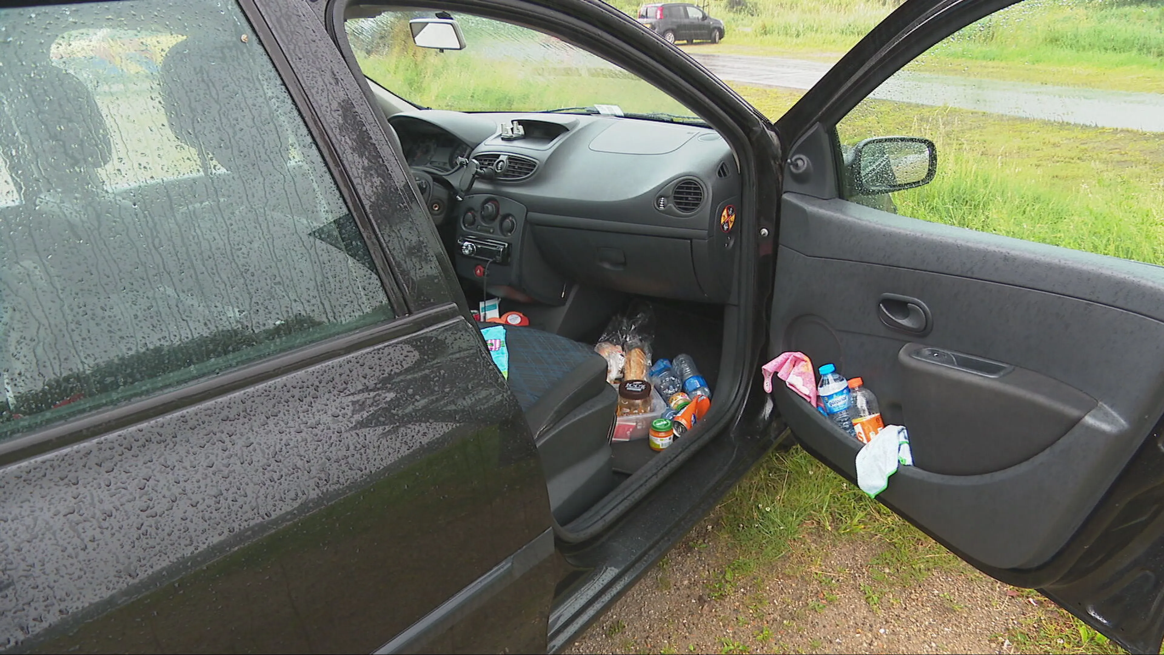 Nog steeds geen oplossing voor dakloze moeder Mila, die met baby in auto leeft
