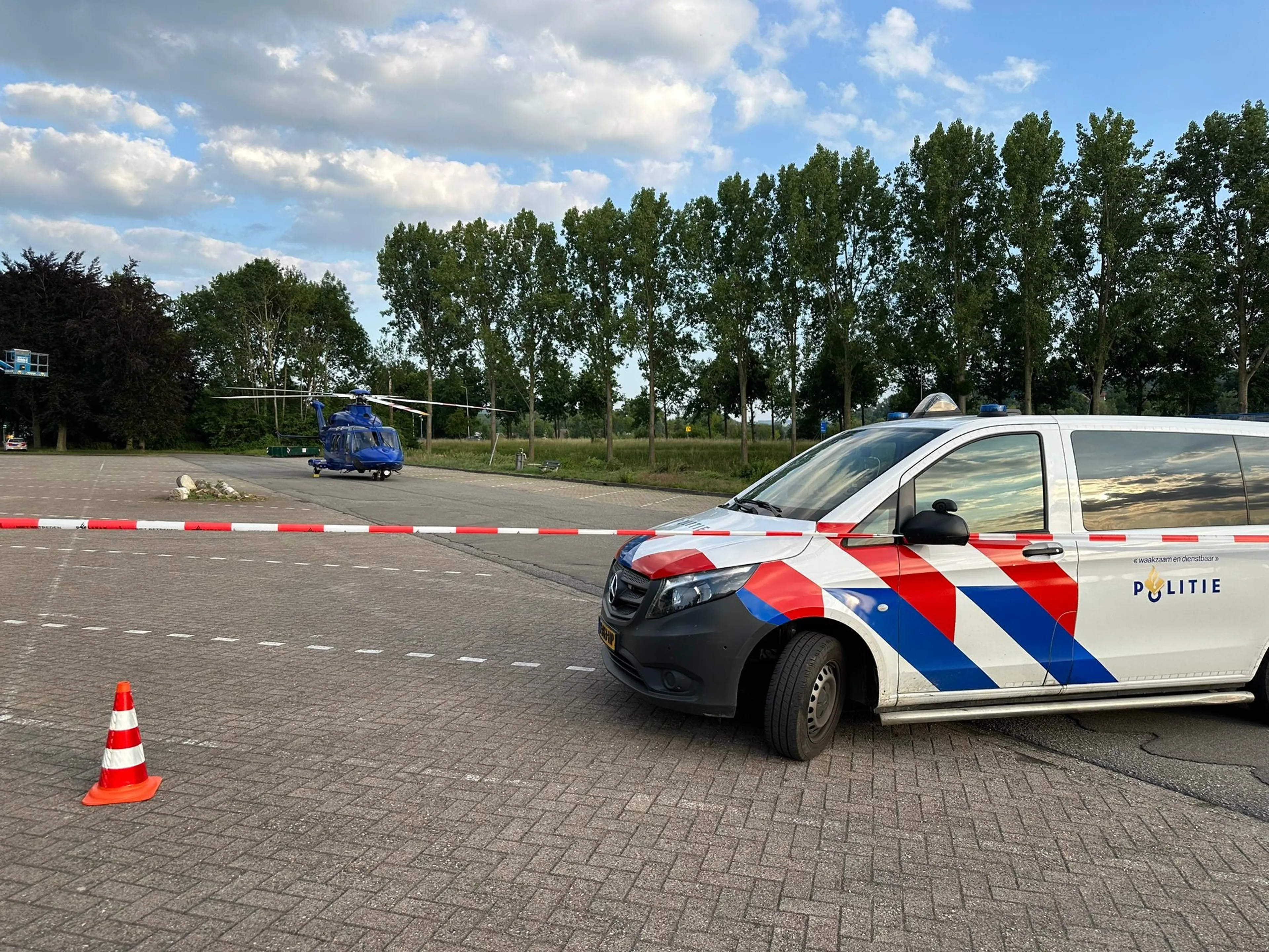 Dreigende situatie in Limburgse Wijlre: arrestatieteam, EOD en politiehelikopter aanwezig