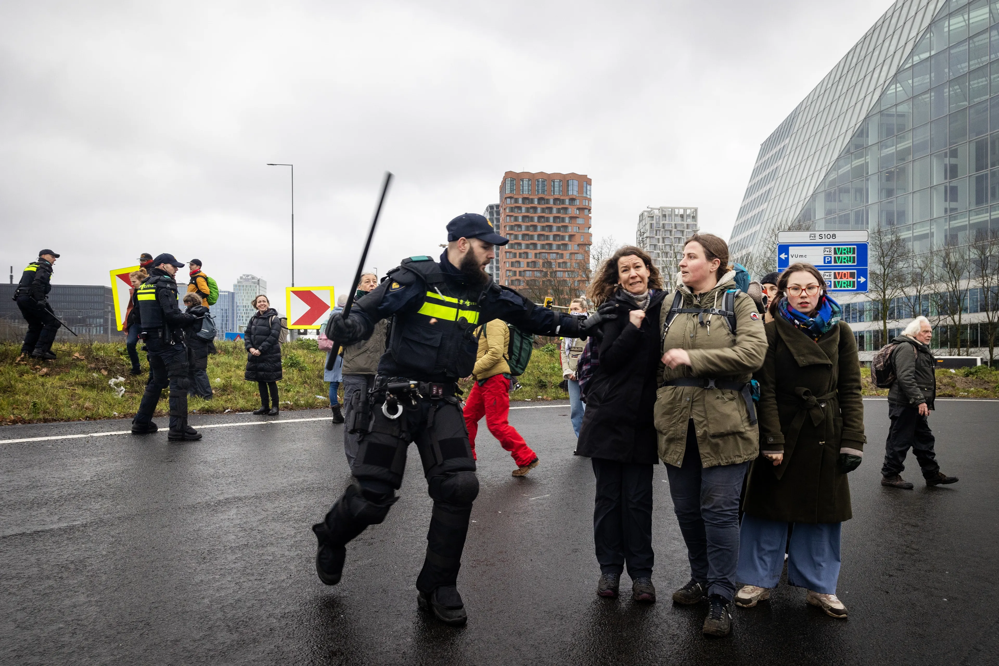 Extinction Rebellion blokkeert A10 bij oud-ING-kantoor in Amsterdam