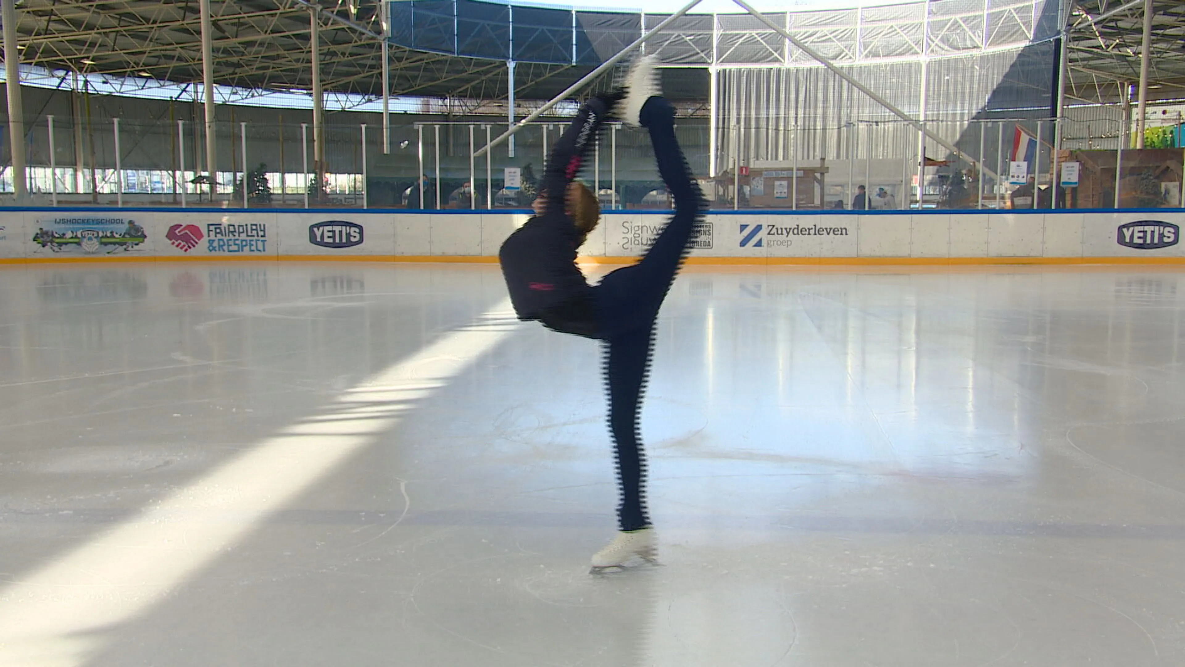Net 16-jarige kunstschaatser Lindsay haalt WK en hoopt op Spelen