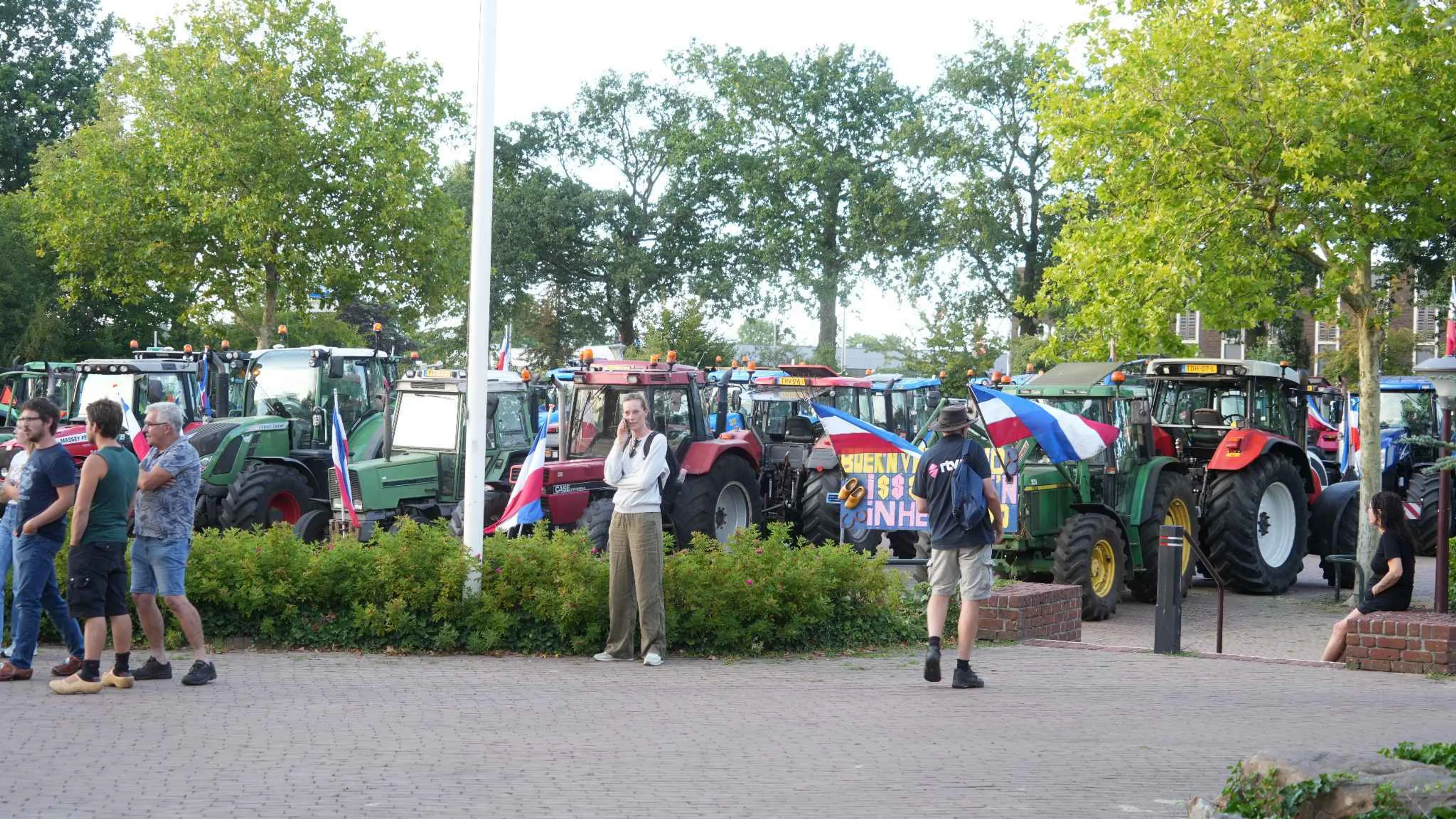 Boerenprotest: honderden trekkers in Ommen, Dalfsen en Sexbierum