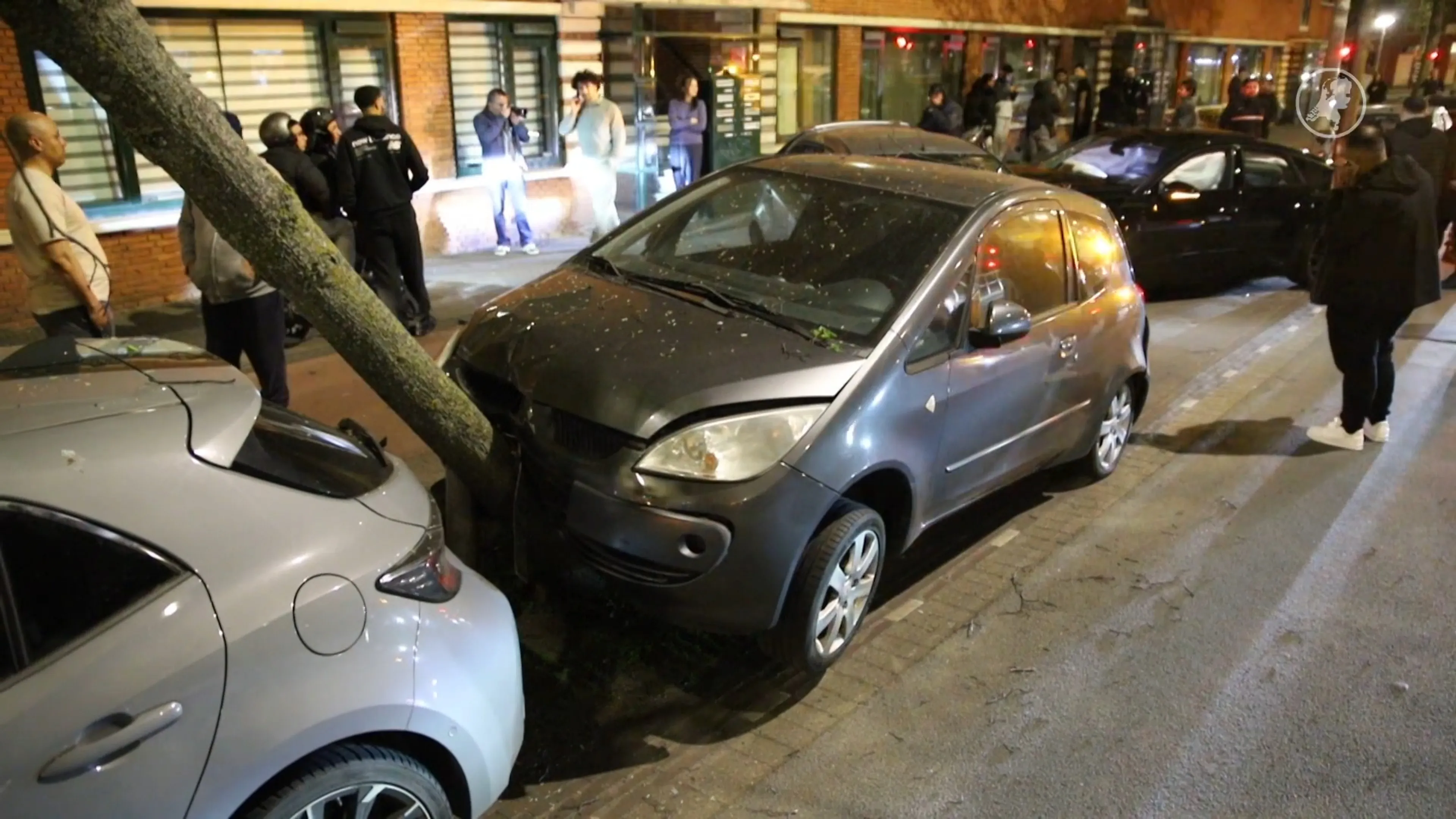 Bestuurder van Duitse huurauto knalt vol op geparkeerde auto's in Den Haag