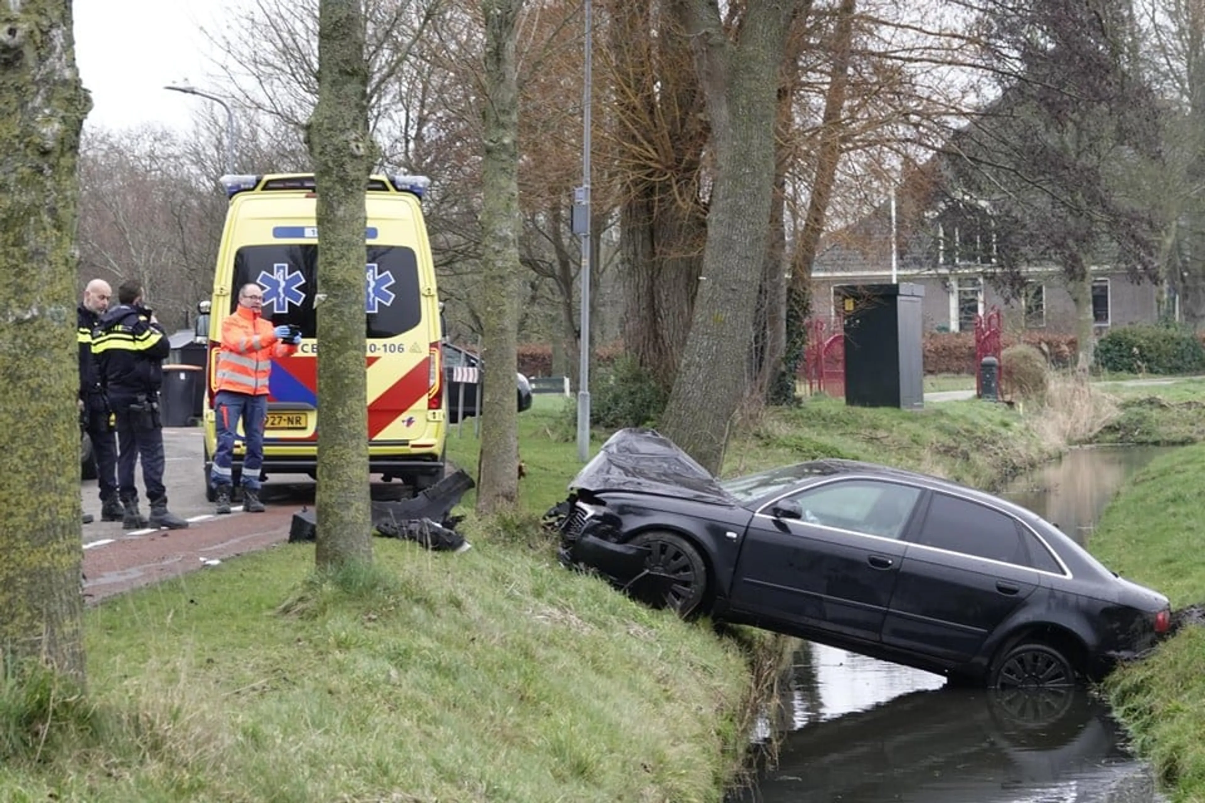 Dronken bestuurder met jong kind in auto vliegt uit de bocht en ramt boom