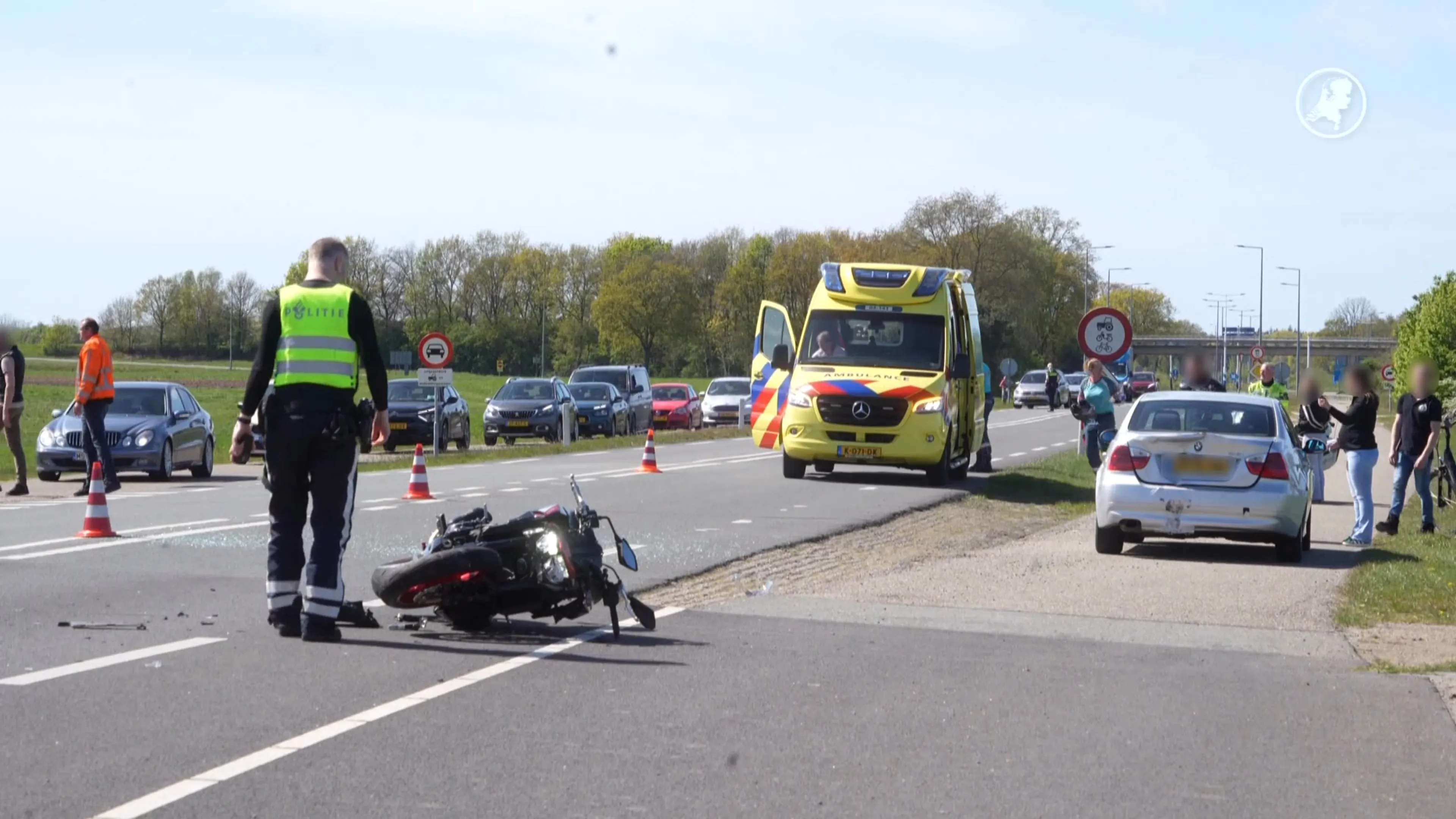 Motor botst hard op remmende auto in Ommen, opzittenden vliegen over wagen