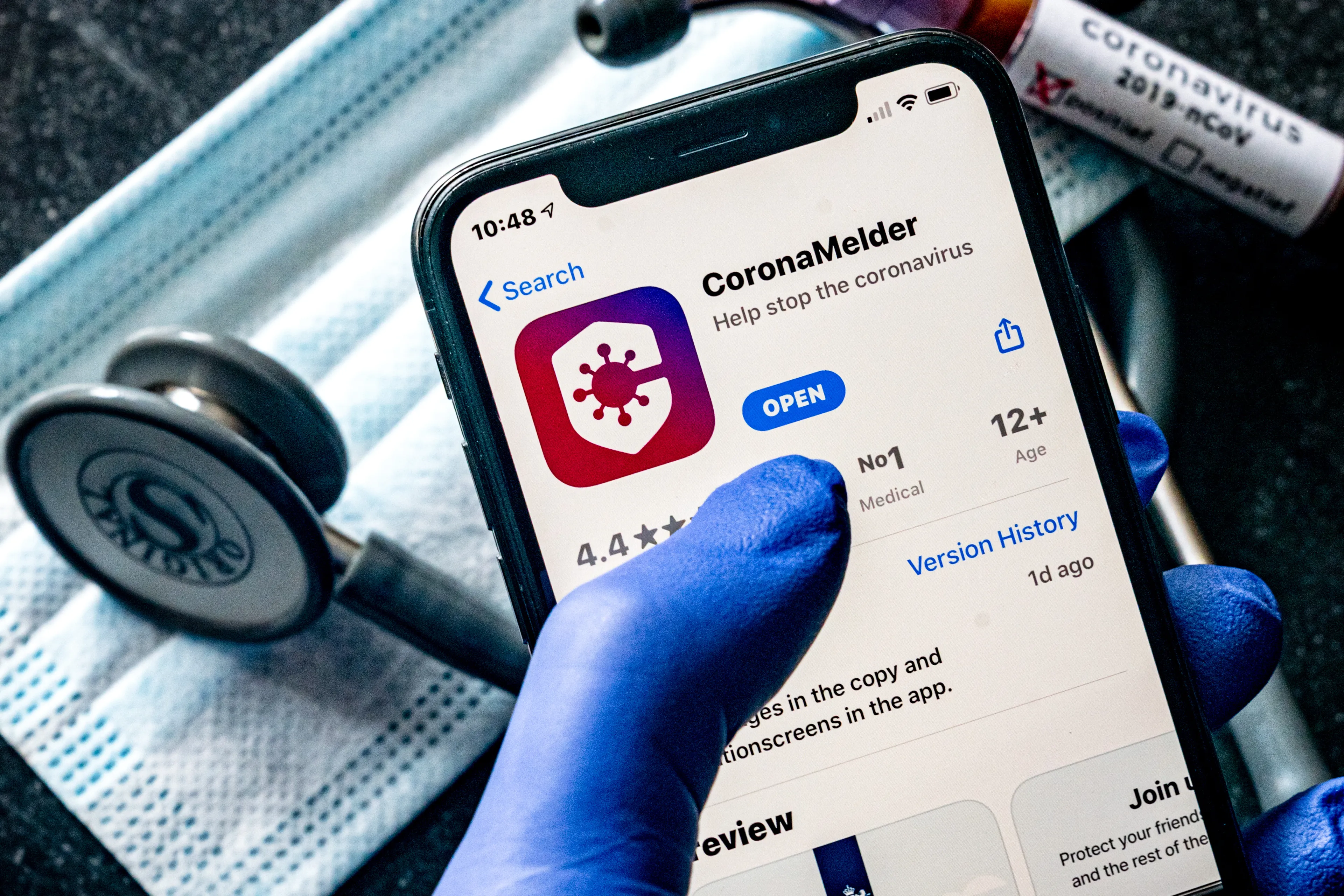 Helft van Nederlanders vertrouwt corona-app van de overheid niet