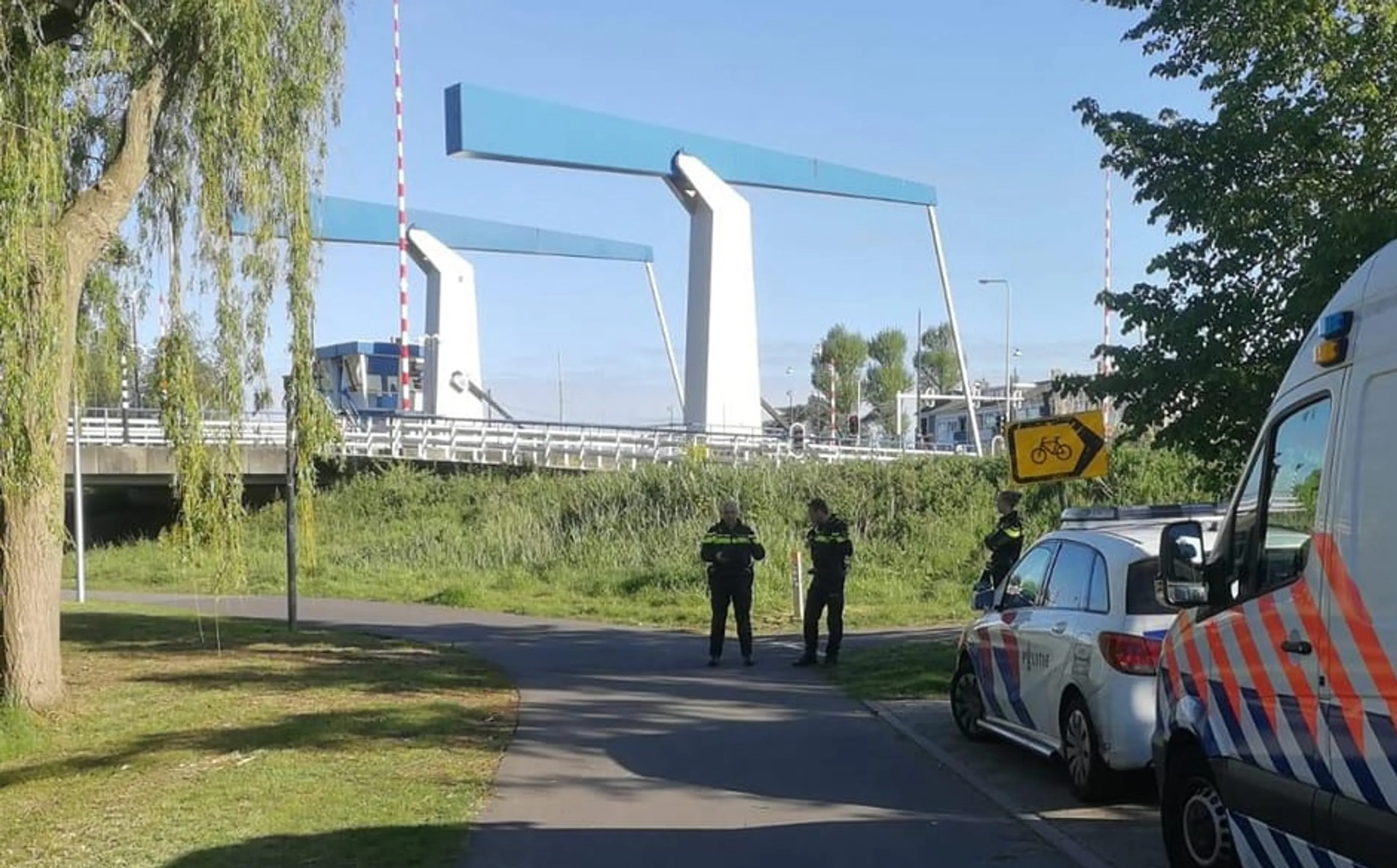 Kat opgehangen aan brug in Diemen: 'Dierenkwelling'