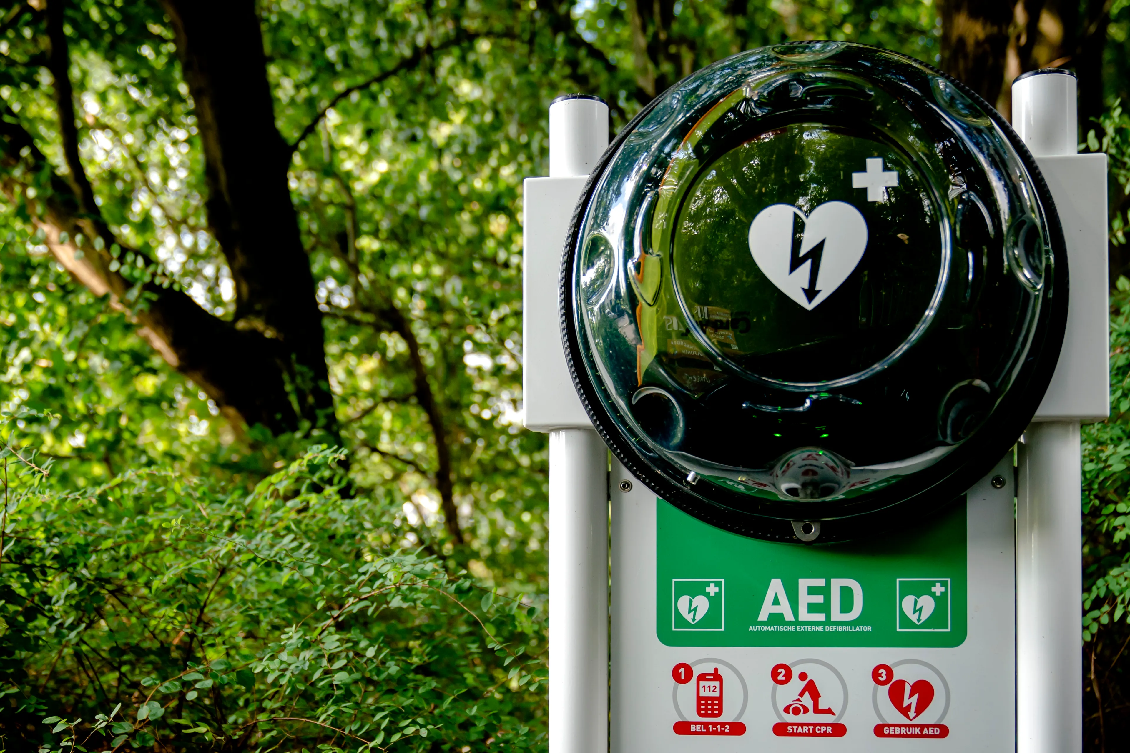 Vanaf volgend jaar hangt er op elk station in Nederland een AED