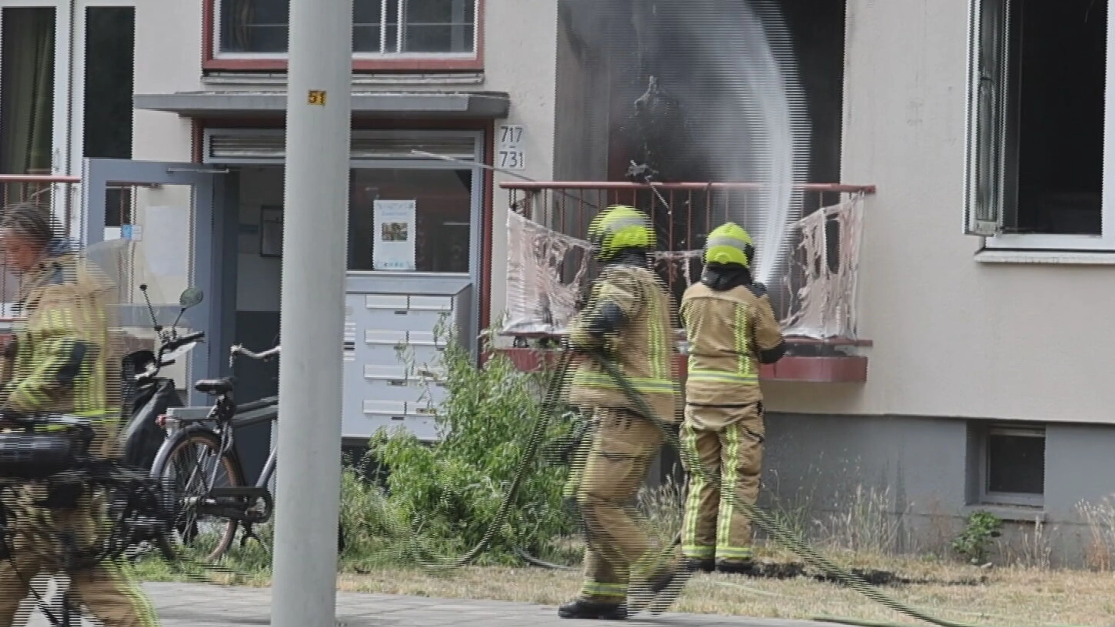 Uitslaande woningbrand in Den Haag, twee poezen gered 