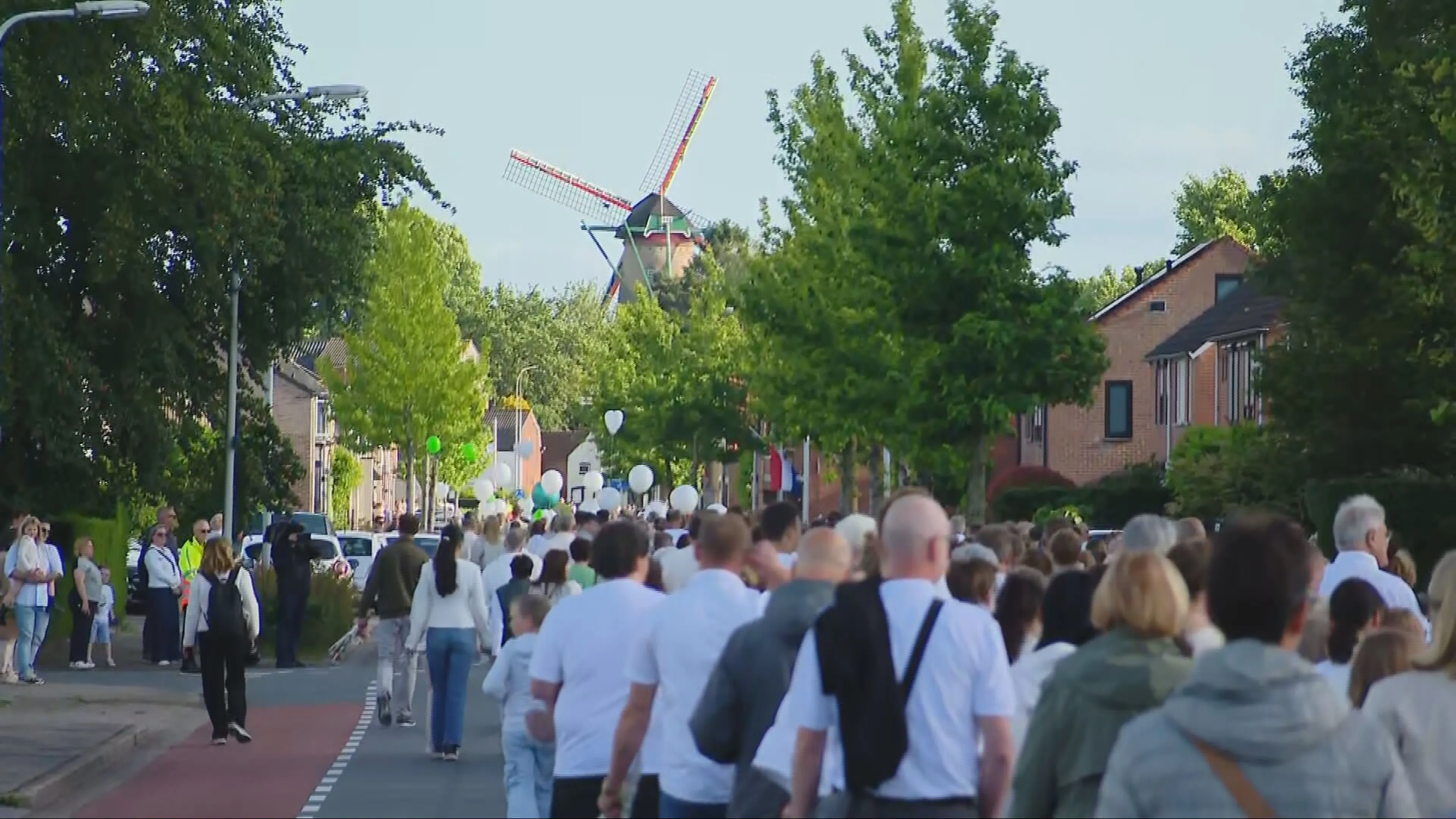 Hoge opkomst bij stille tocht Axel, groot verdriet om omgekomen kinderen en schooldirectrice