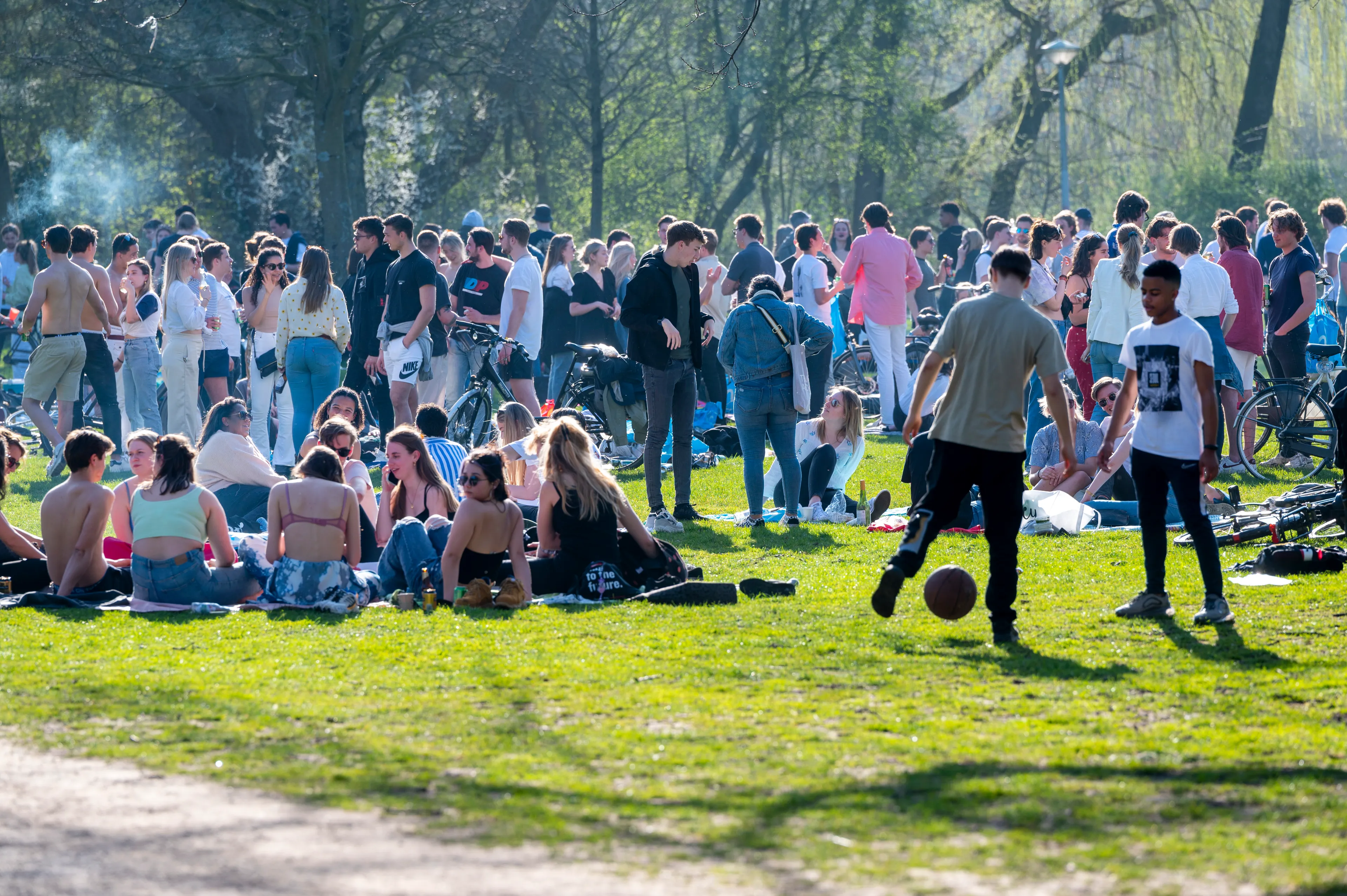 Zonaanbidders laten massaal puinzooi achter in parken op eerste mooie lentedag