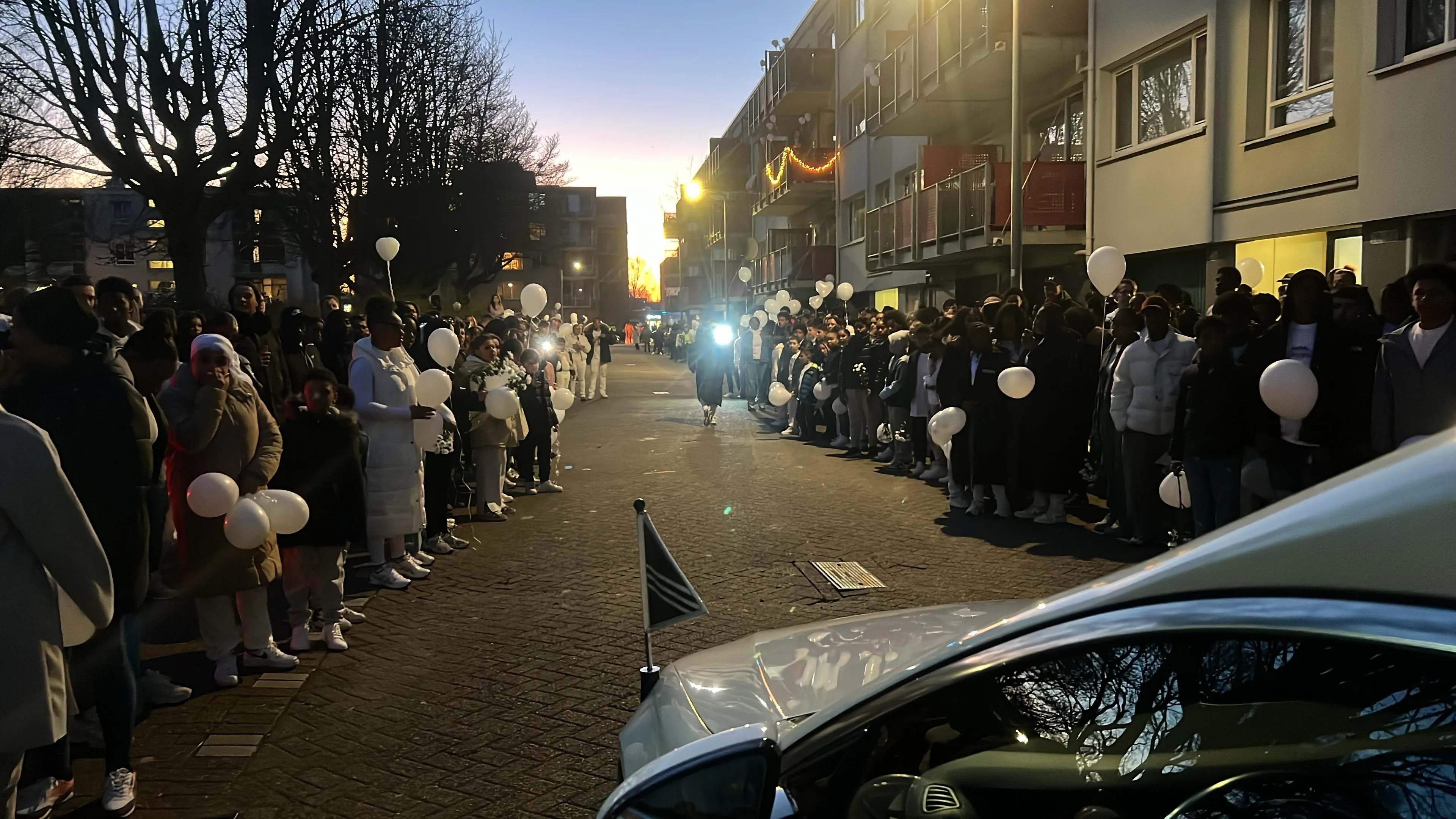 Honderden herdenken Zaijendly (11) met stille tocht en witte ballonnen