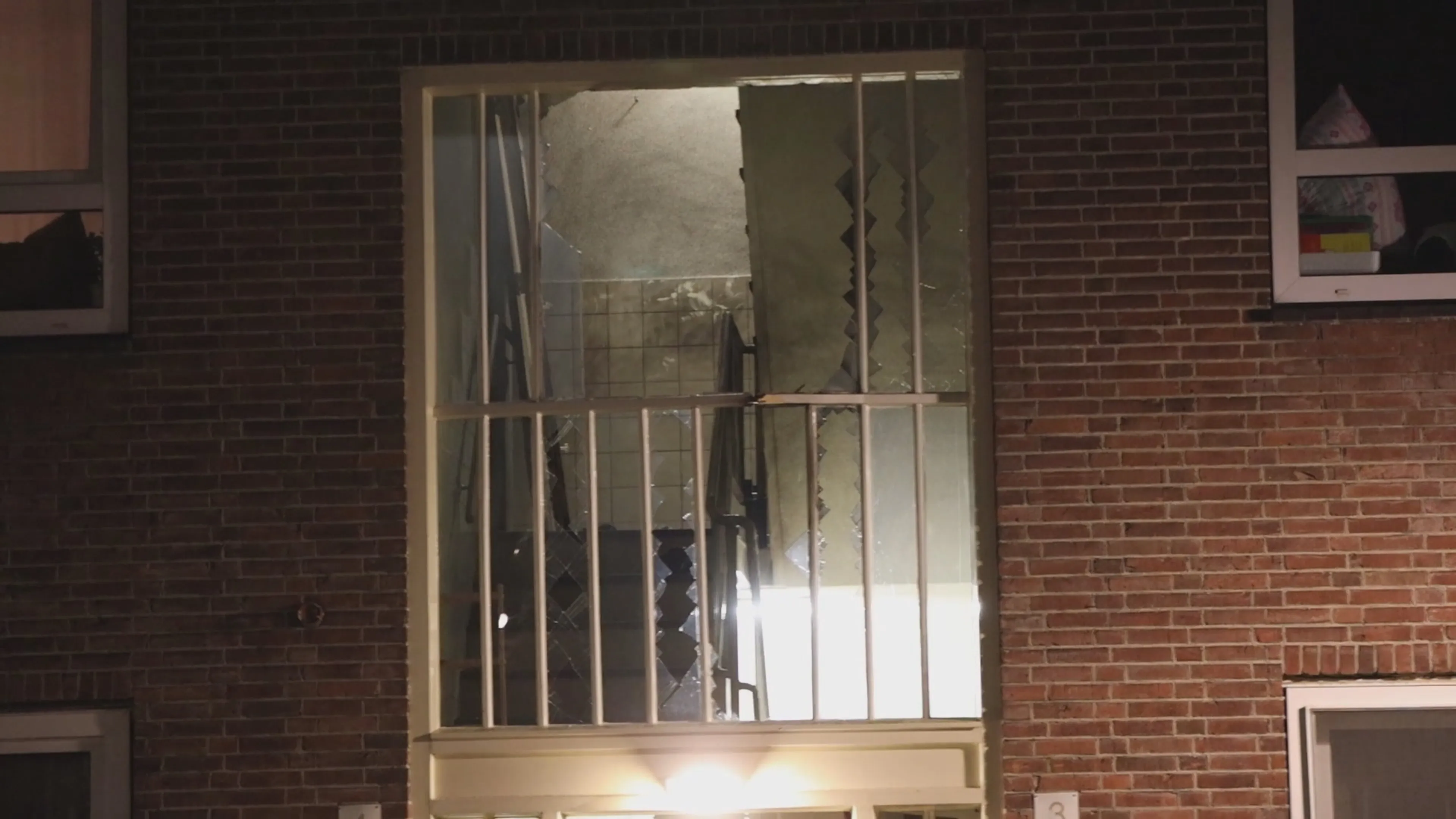 Schade aan portiekwoning na explosie in Amsterdam