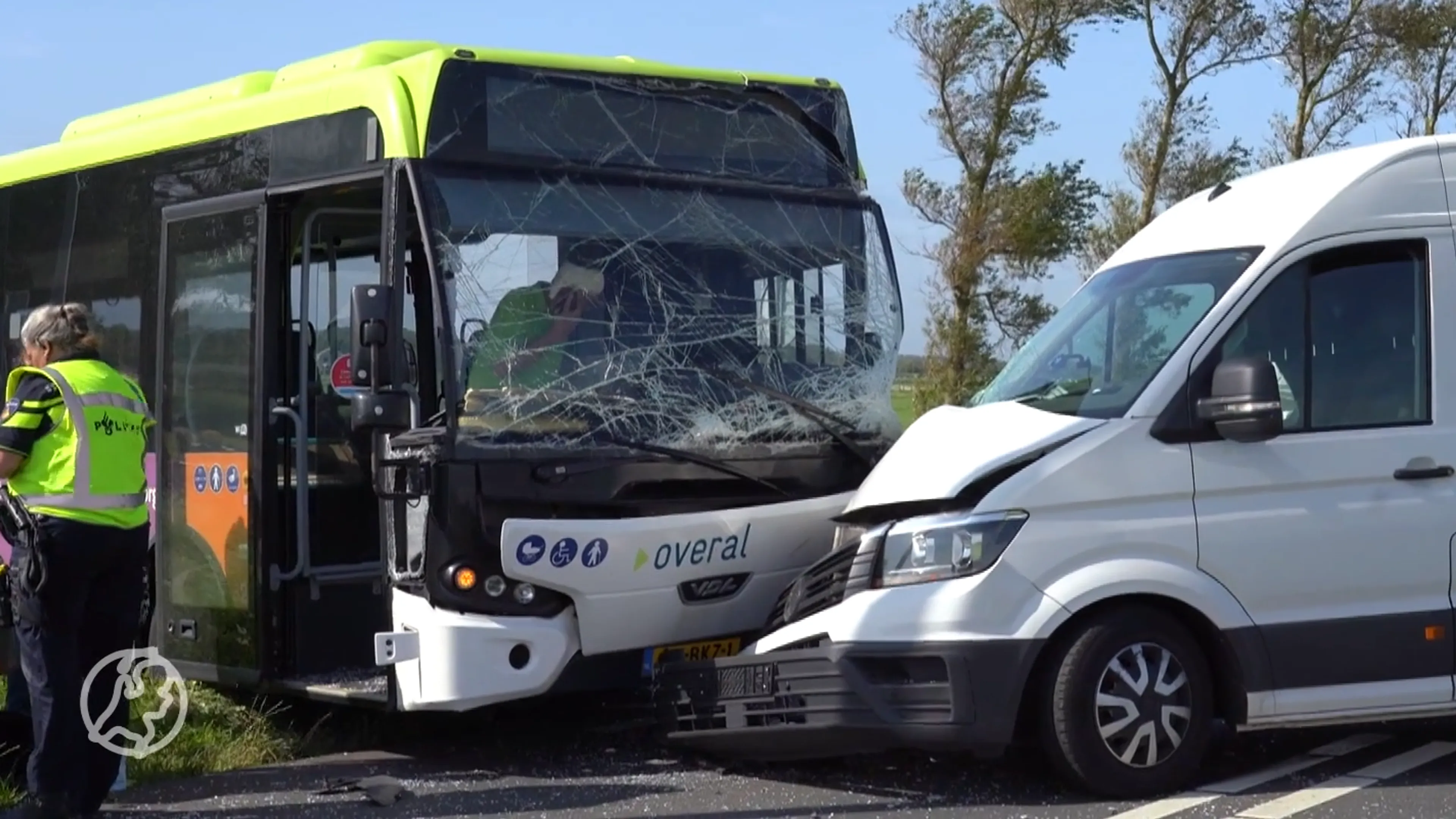 Lijnbus en bestelbus botsen op elkaar bij kruising: meerdere gewonden