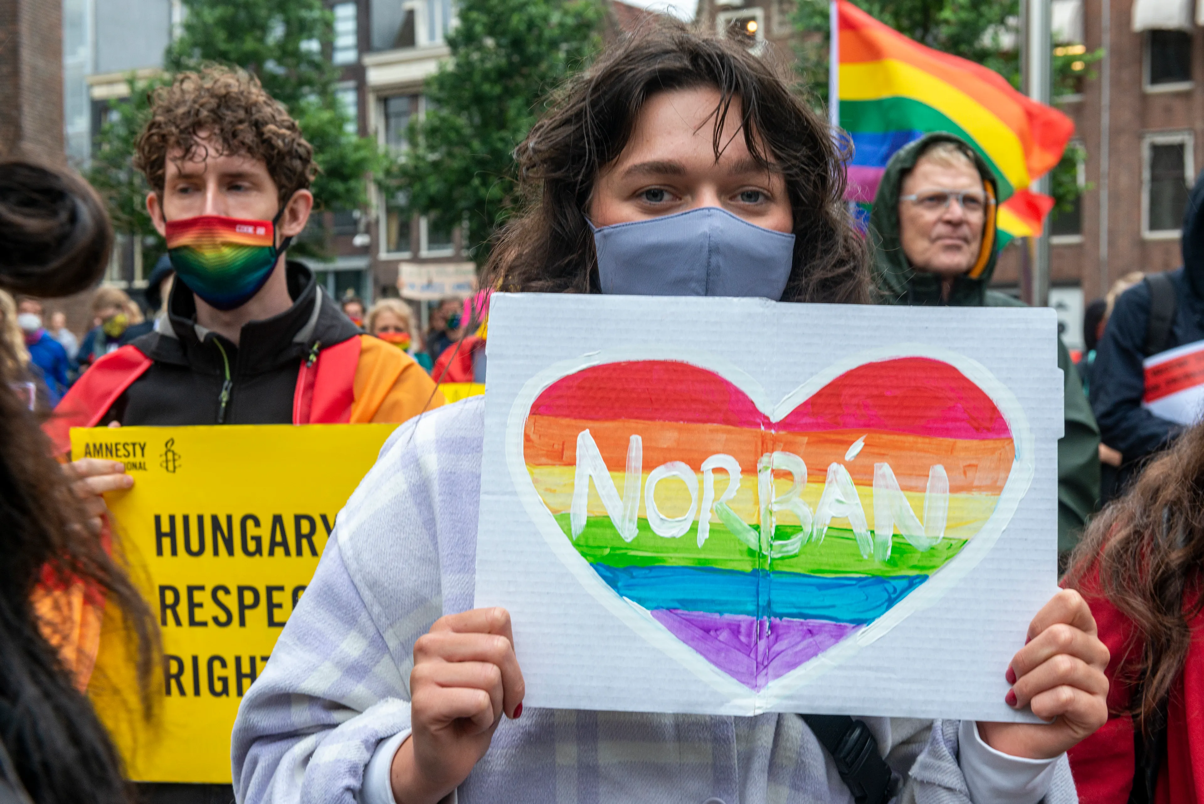 Gaykrant gaat op zwart tijdens EK-wedstrijd Oranje in Boedapest