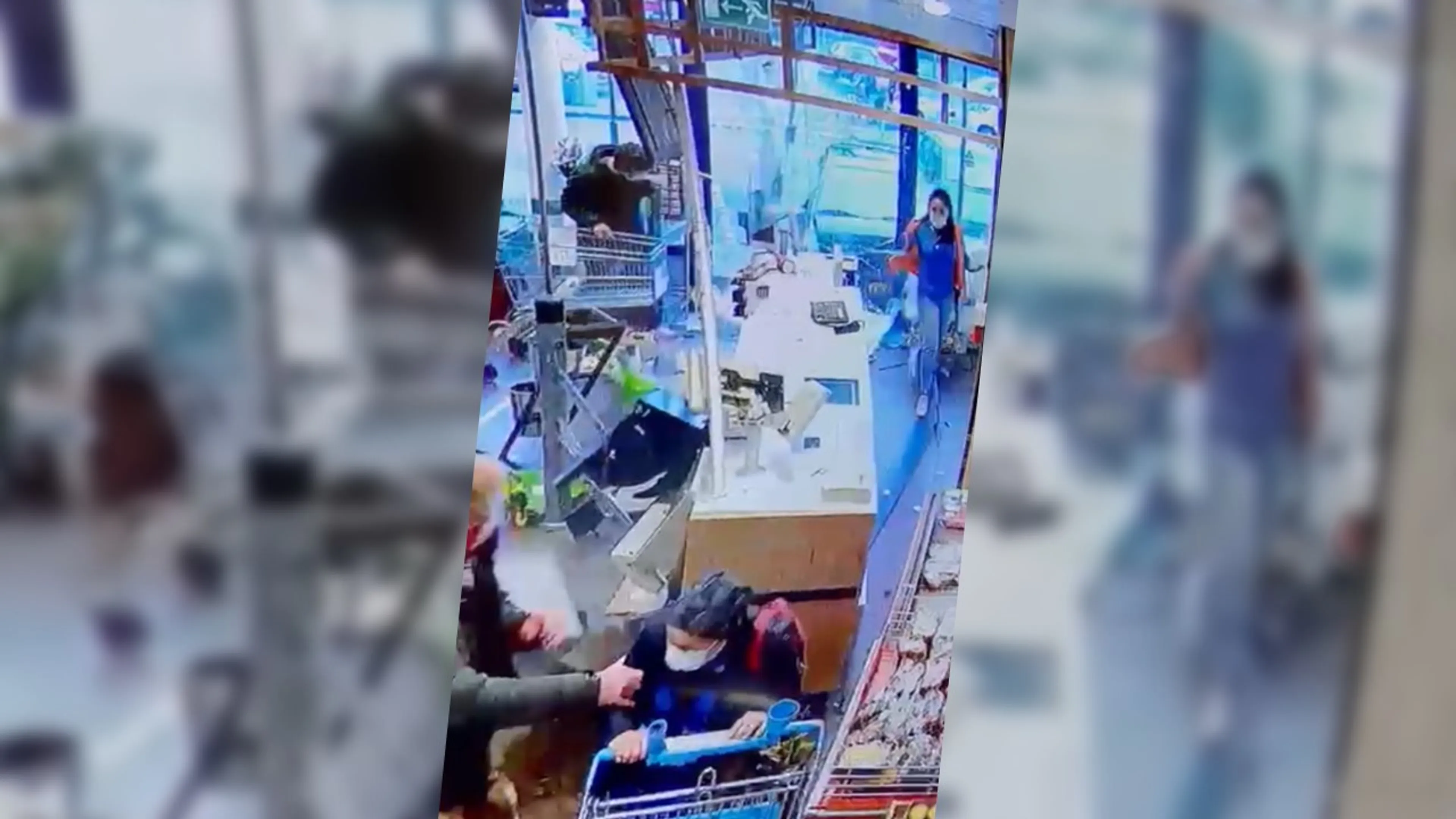 VIDEO: Automobiliste rijdt keihard Albert Heijn binnen in Gennep