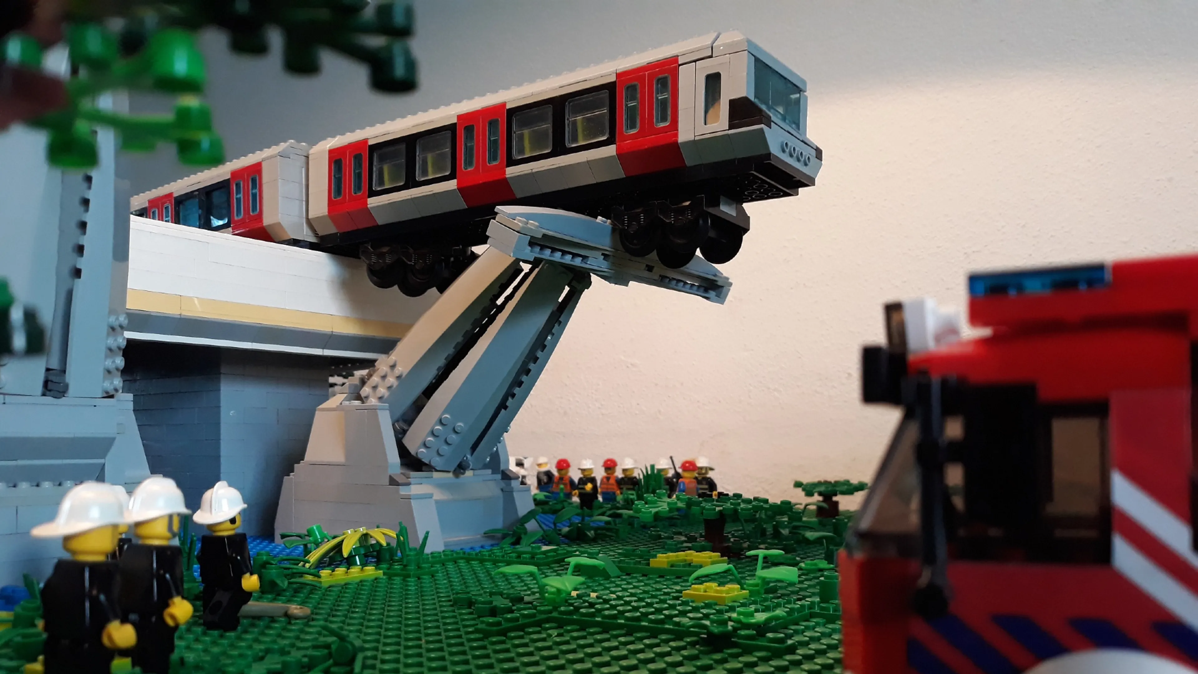 Paniek in LEGO-stad: metro schiet door stootblok en belandt op walvisstaart