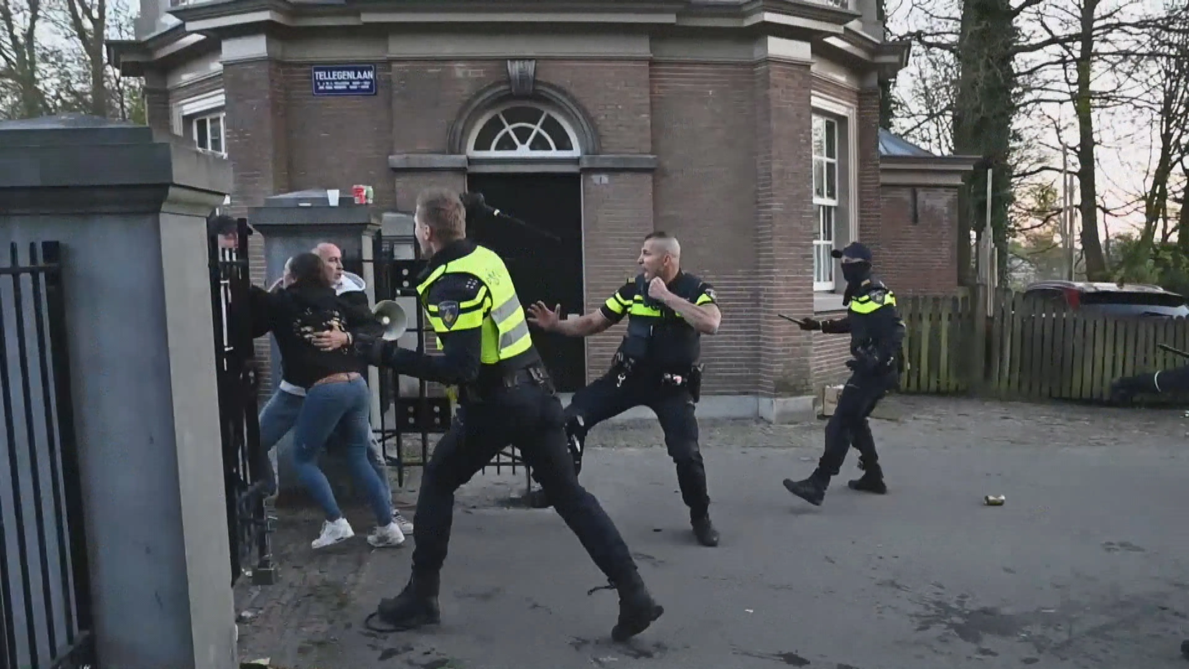 Politie wil dat online heksenjacht op Arnhemse agent stopt: 'Dit is gewoon strafbaar'