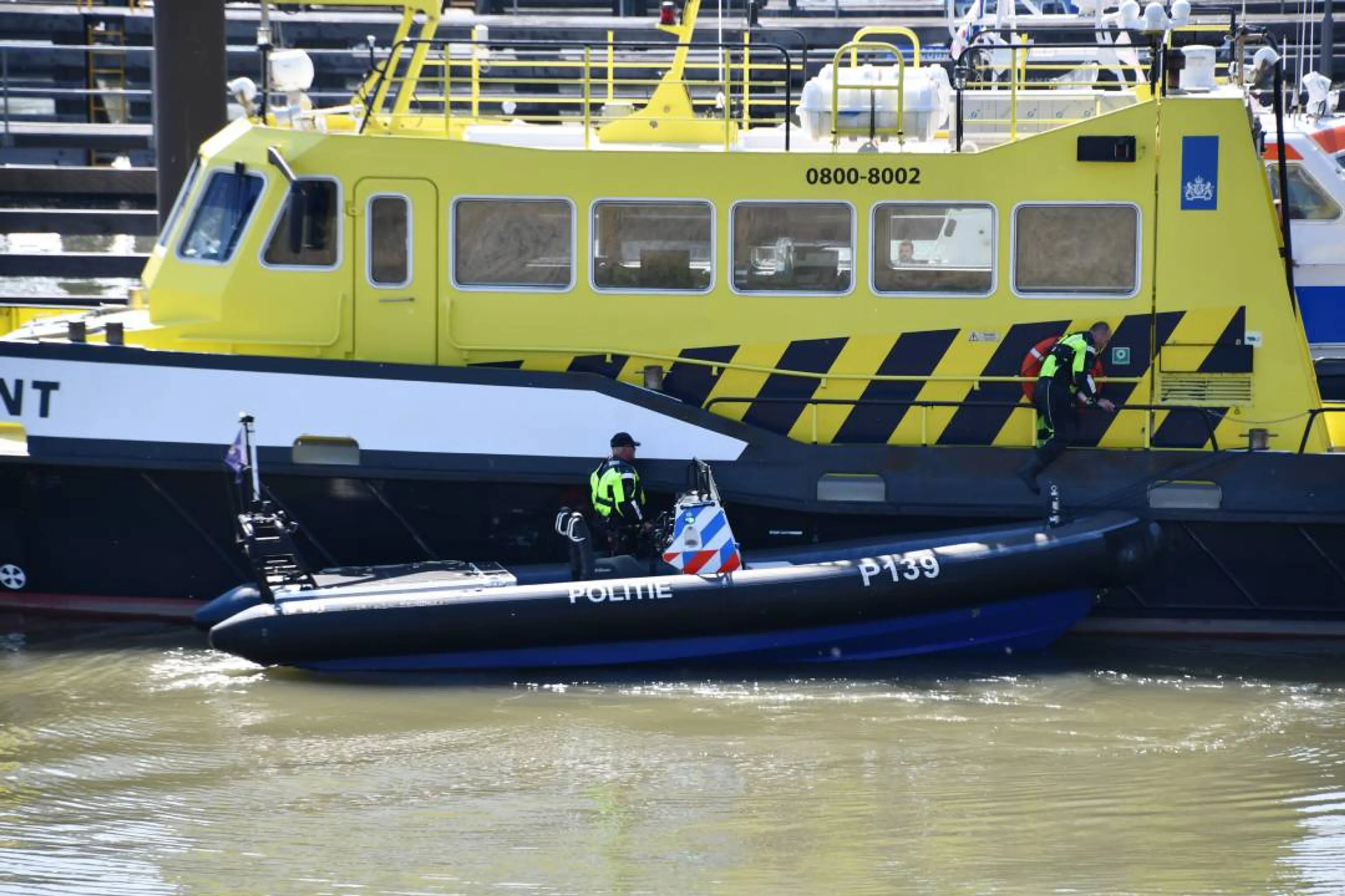 Bemanning valt van binnenvaartschip na aanvaring op Westerschelde