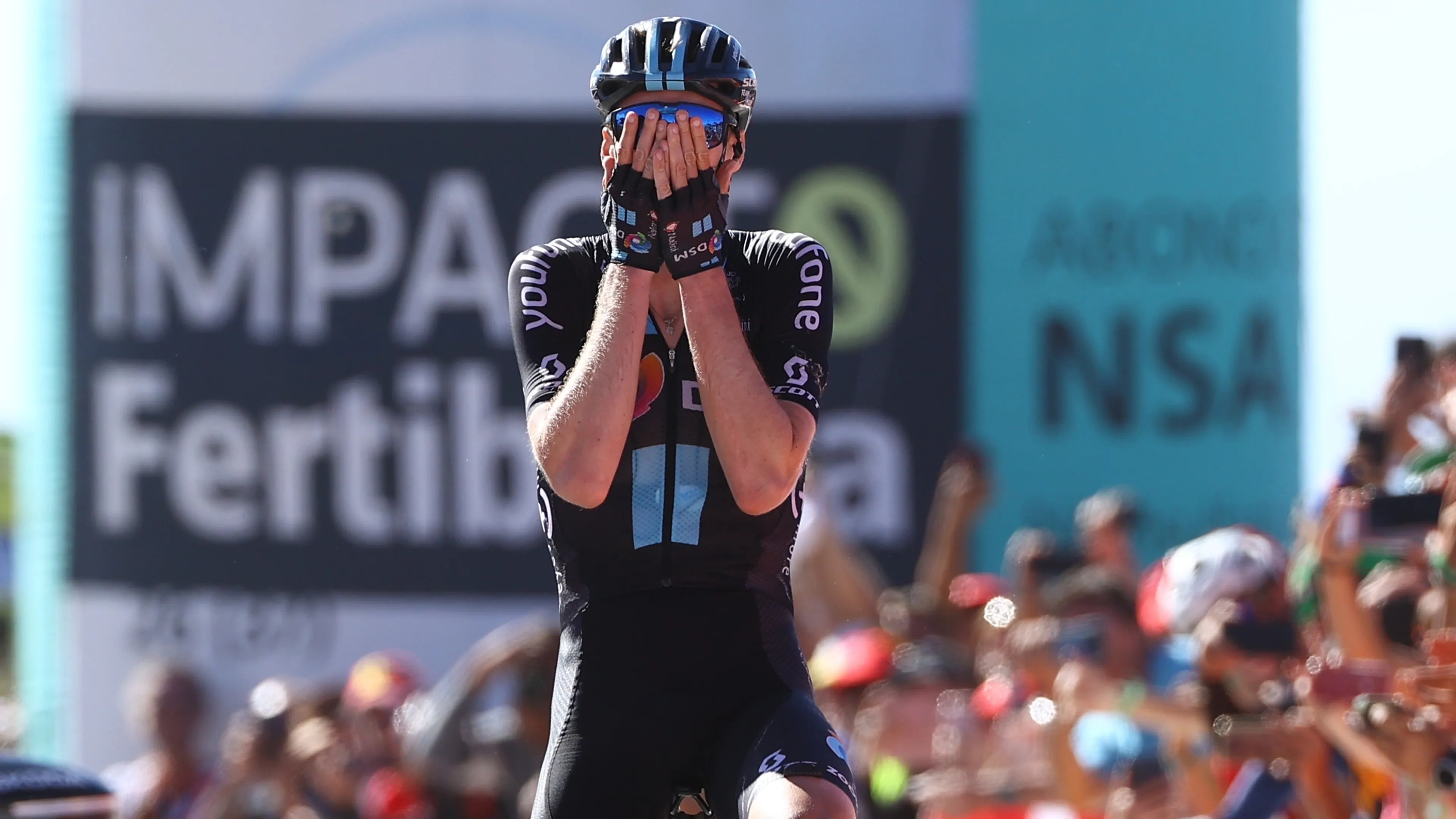 Nederlander Arensman stunt met winst in zwaarste bergrit Vuelta