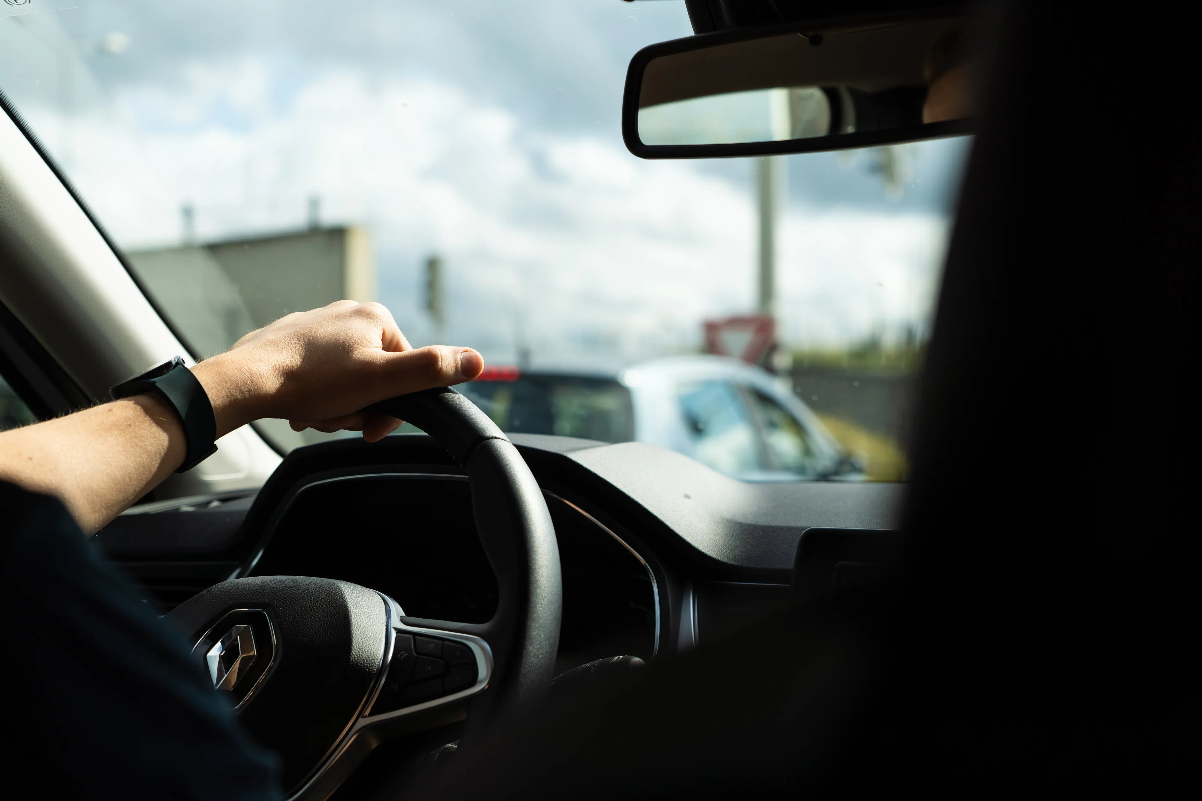 Politie slingert bijna 300 mensen op de bon voor telefoon in verkeer
