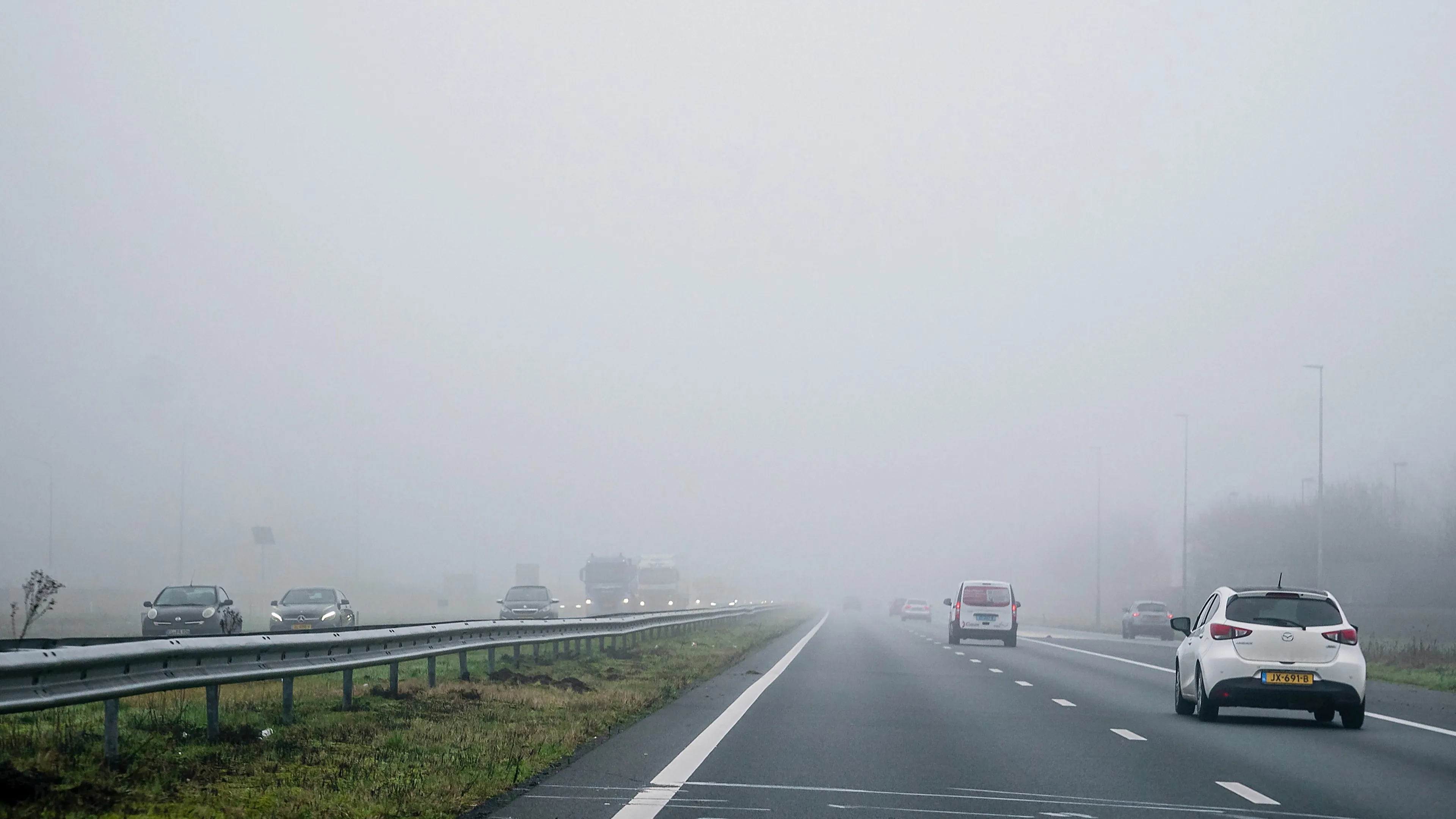 Code geel in het noorden en westen om dichte mist