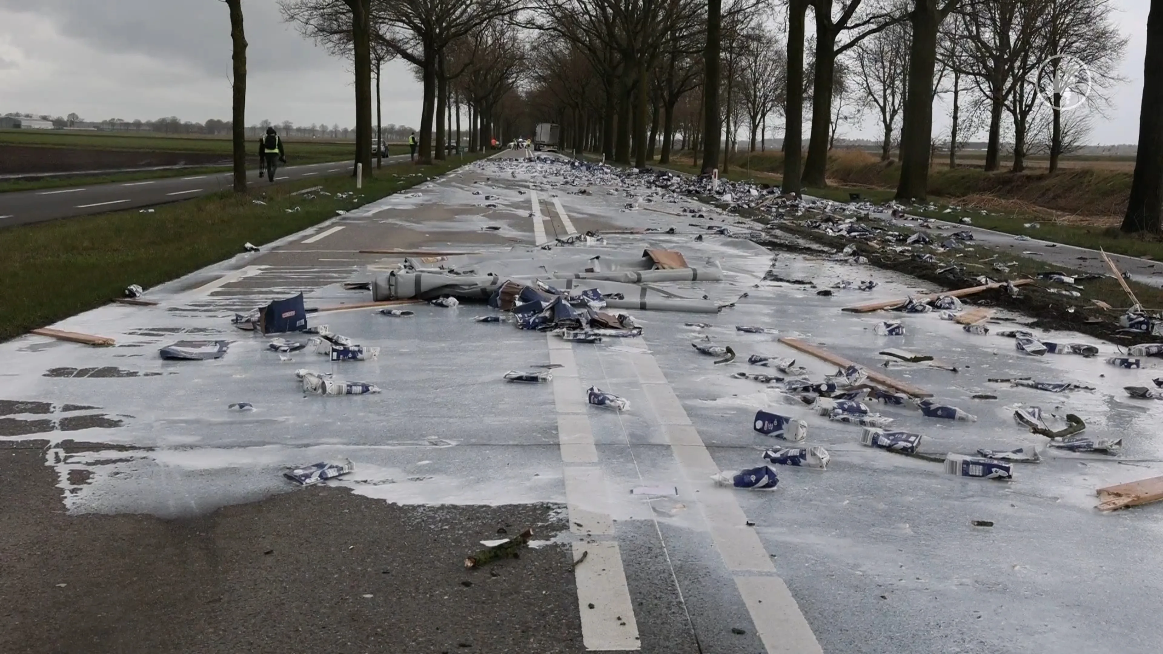 Weg in Odiliapeel overspoeld met melk na crash in berm