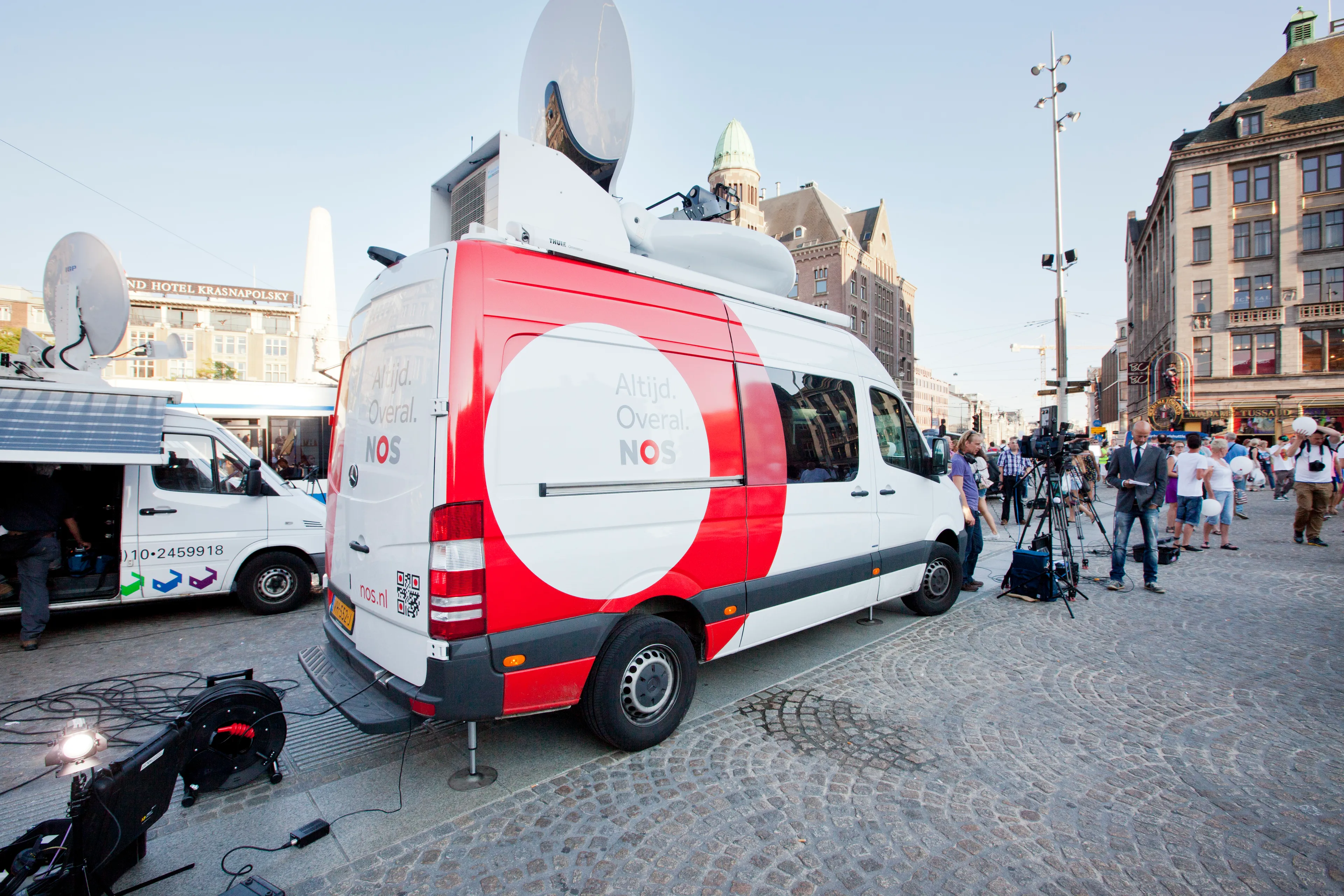 NOS haalt logo's van satellietwagens na aanhoudende bedreigingen