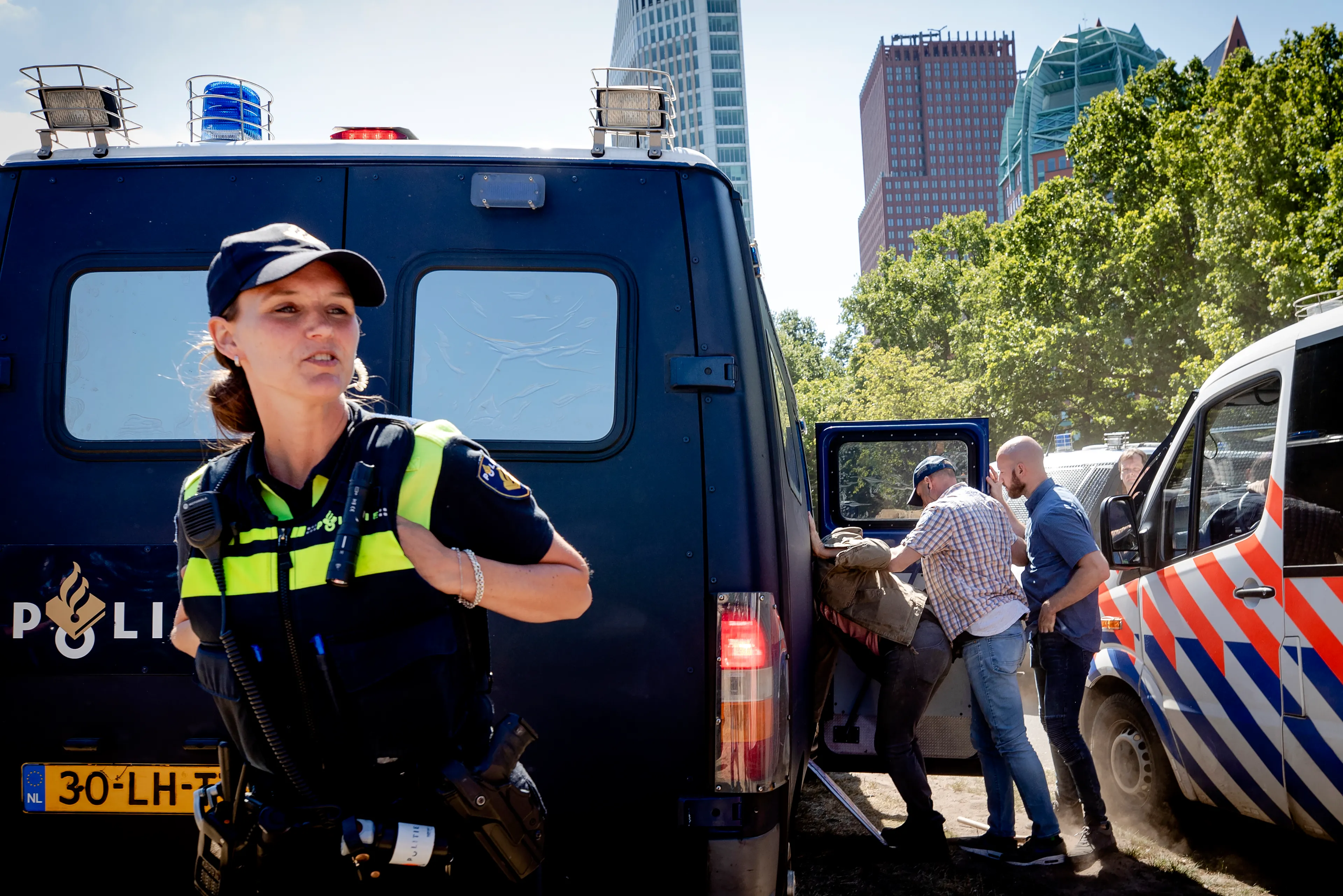 Politie houdt ruim 37 mensen aan die betogen tegen coronamaatregelen in Den Haag