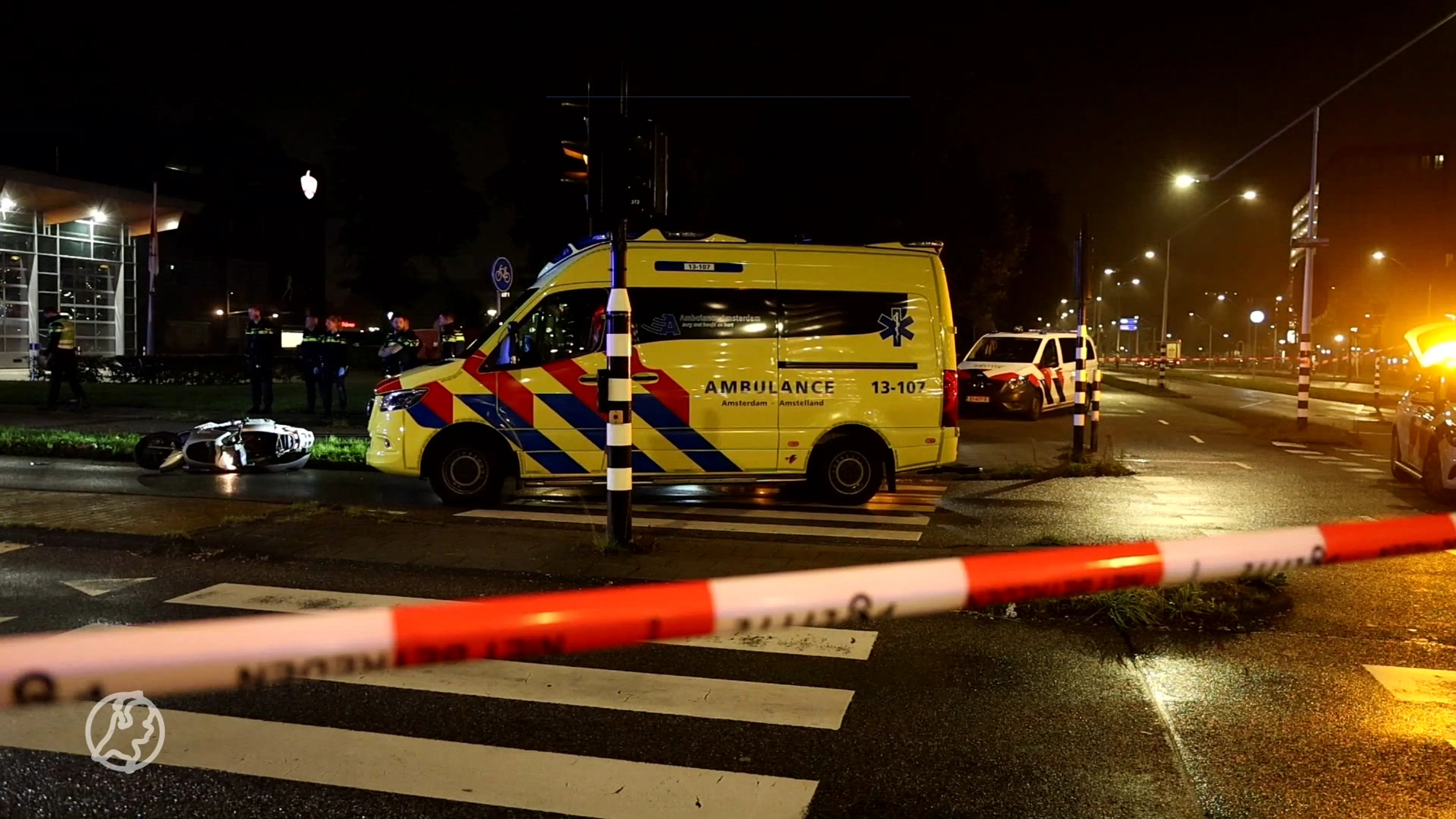 Scooterrijder zwaargewond door aanrijding met politie in Amsterdam