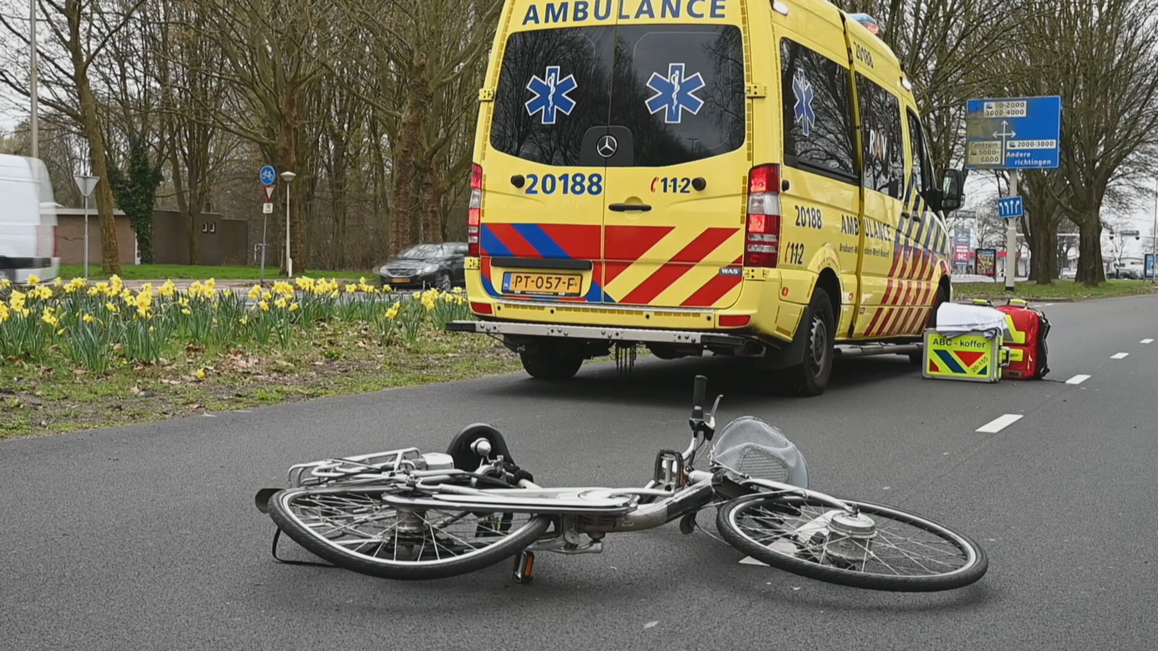 Twee overstekende meisjes in Tilburg zwaargewond na aanrijding met auto 