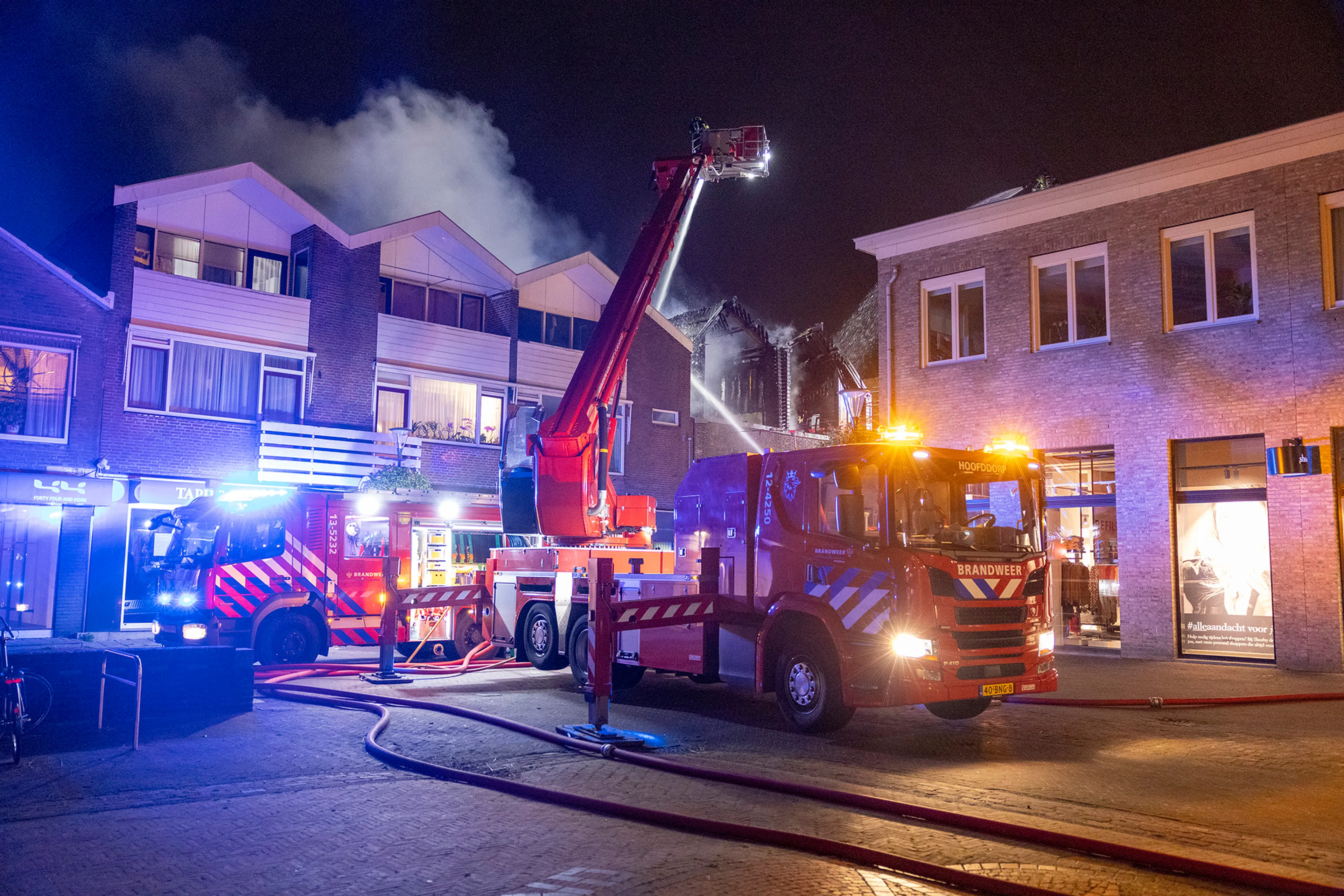 Grote brand in Aalsmeer verwoest winkelpand en woningen in aanbouw: 'De impact is enorm'