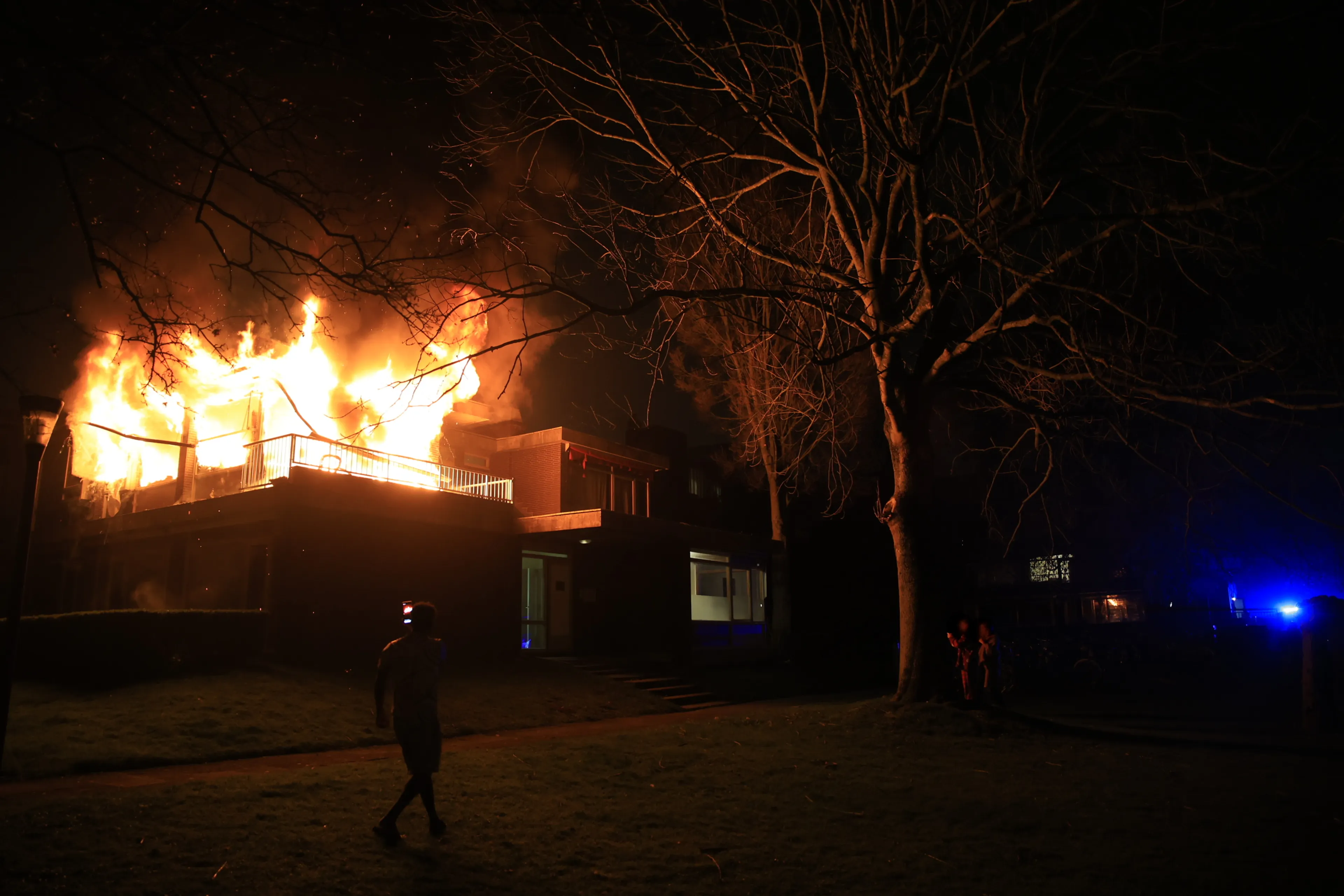 Vlammen slaan uit dak bij grote brand in Delft, tien woningen ontruimd
