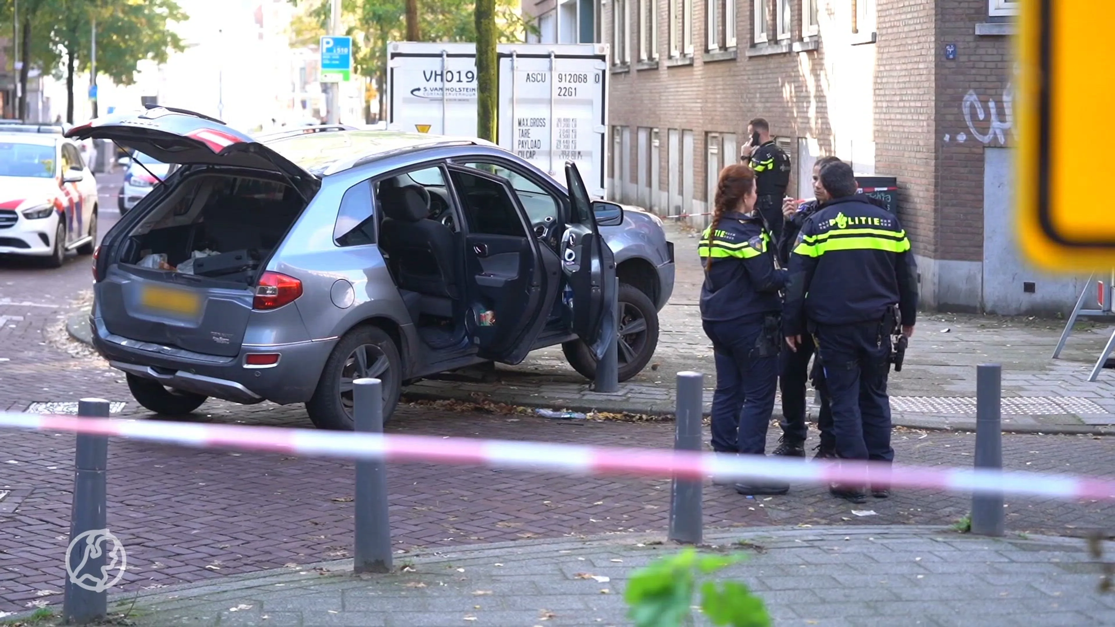 Klopjacht op voortvluchtigen na crash, vuurwapens op straat gevonden