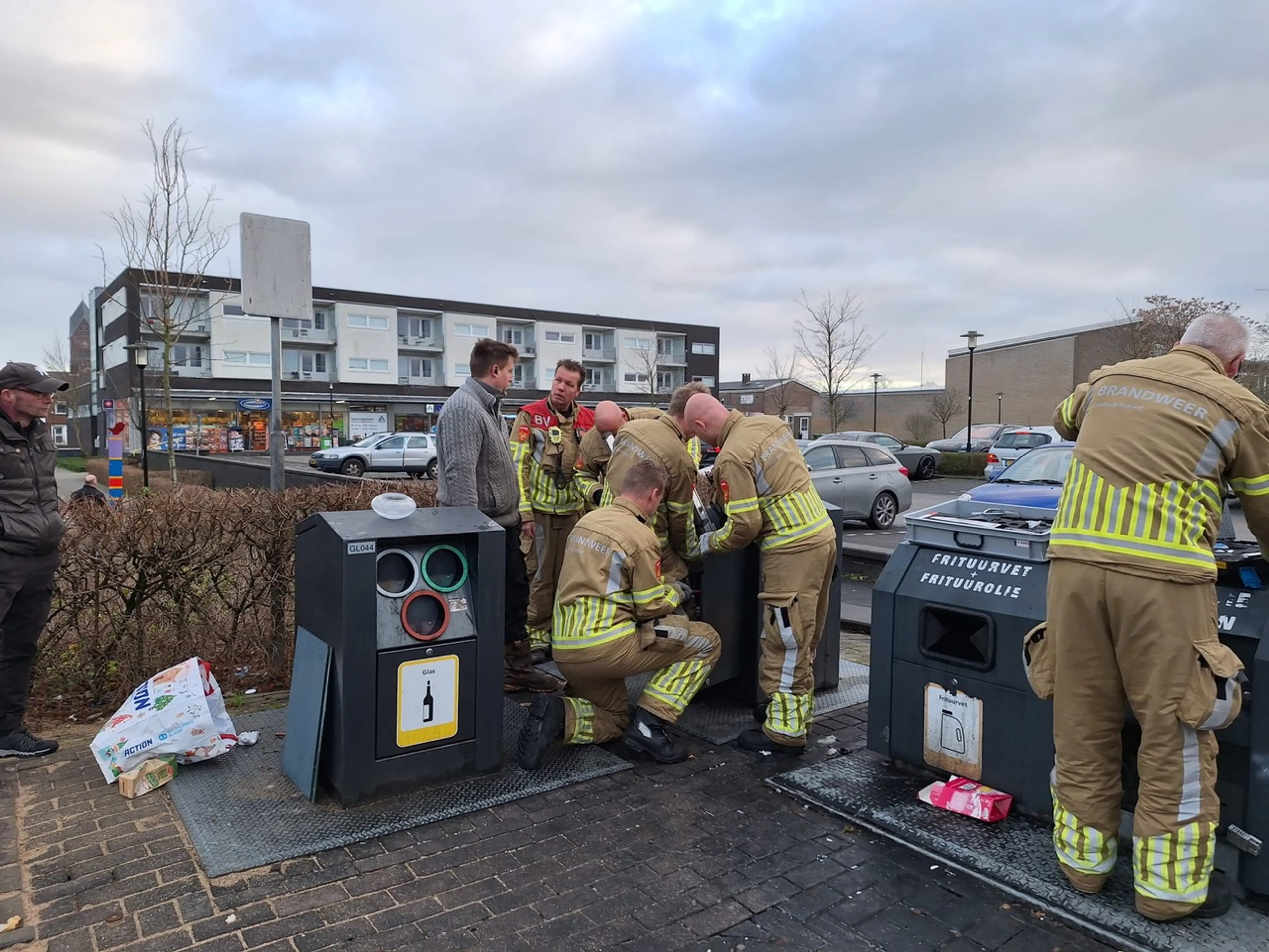 Man zit nacht vast in ondergrondse kledingcontainer in Venlo