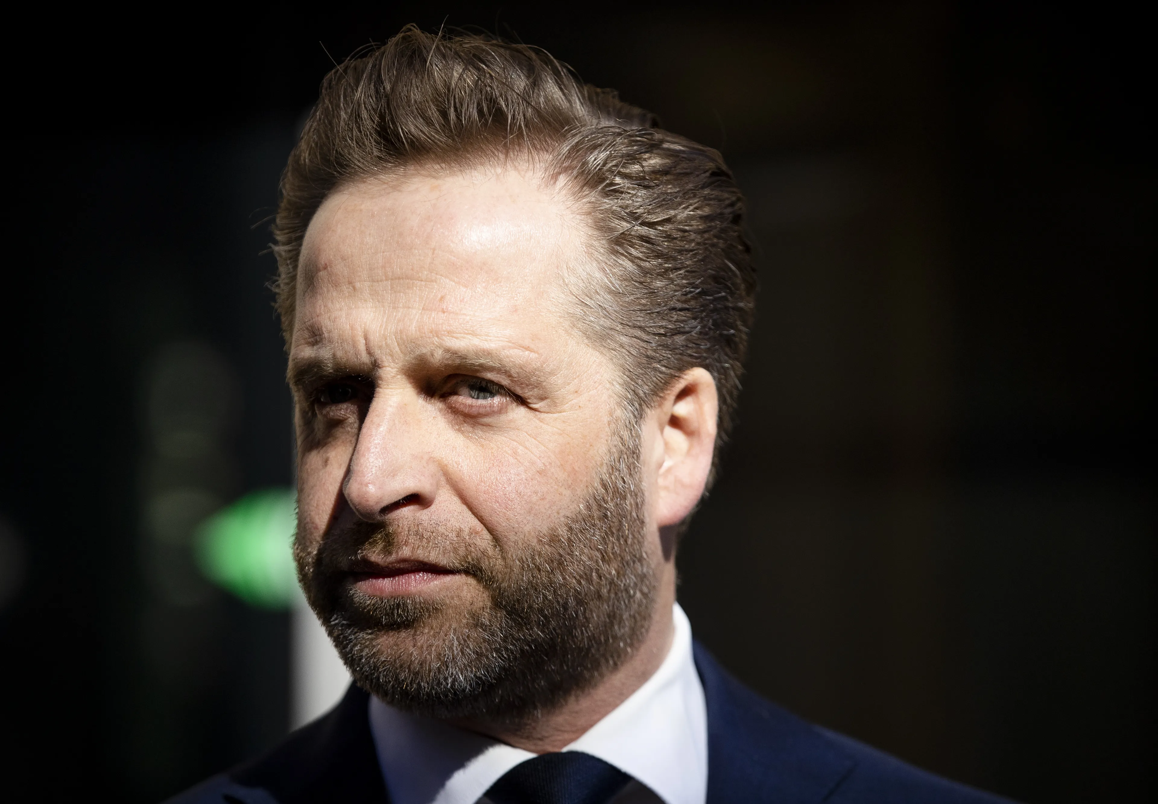 Kamerleden willen antwoord: gebruikte De Jonge zijn privémail voor mondkapjesdeal?