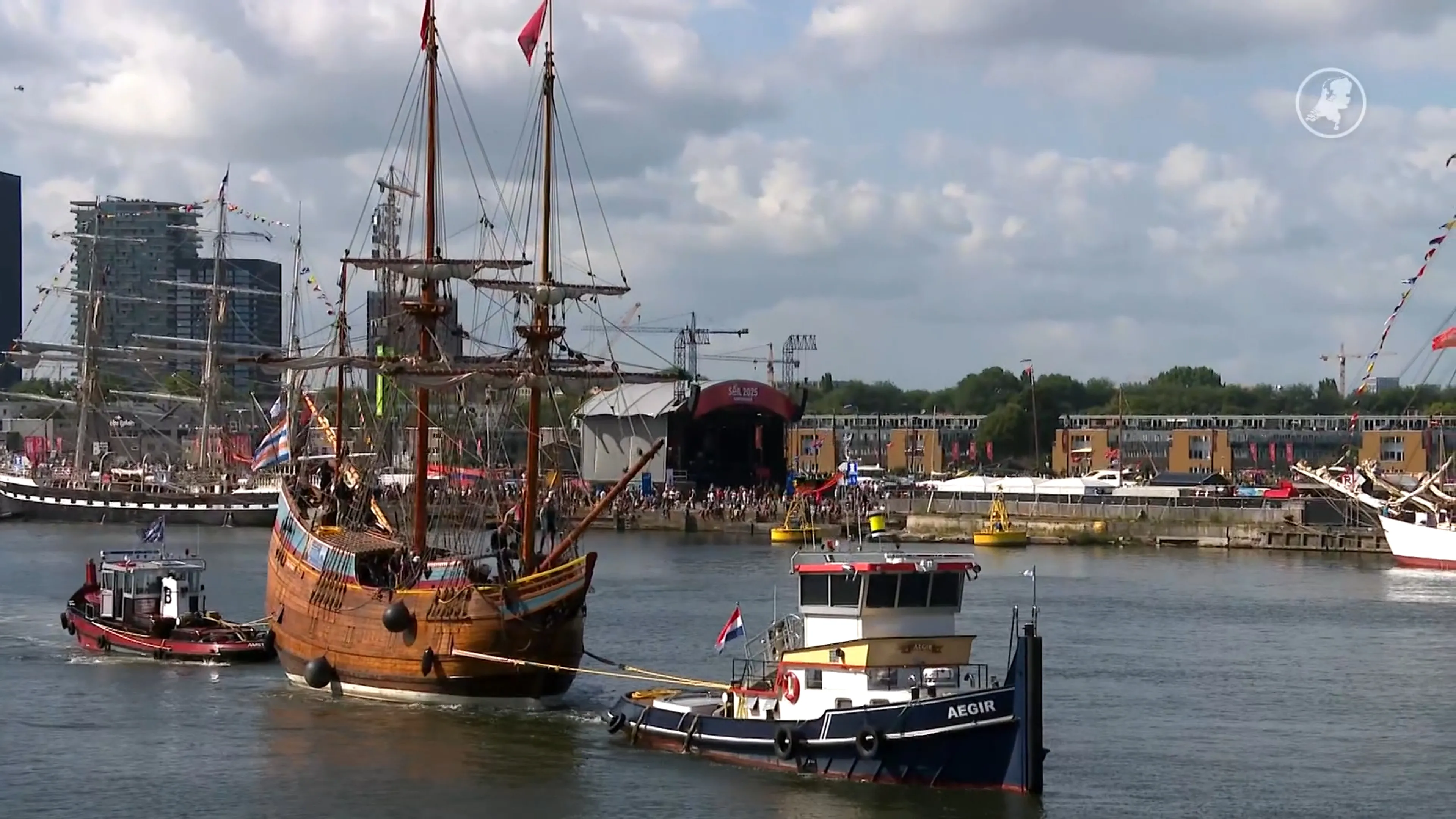 Na 429 jaar: replica schip Willem Barentsz eindelijk in Amsterdam