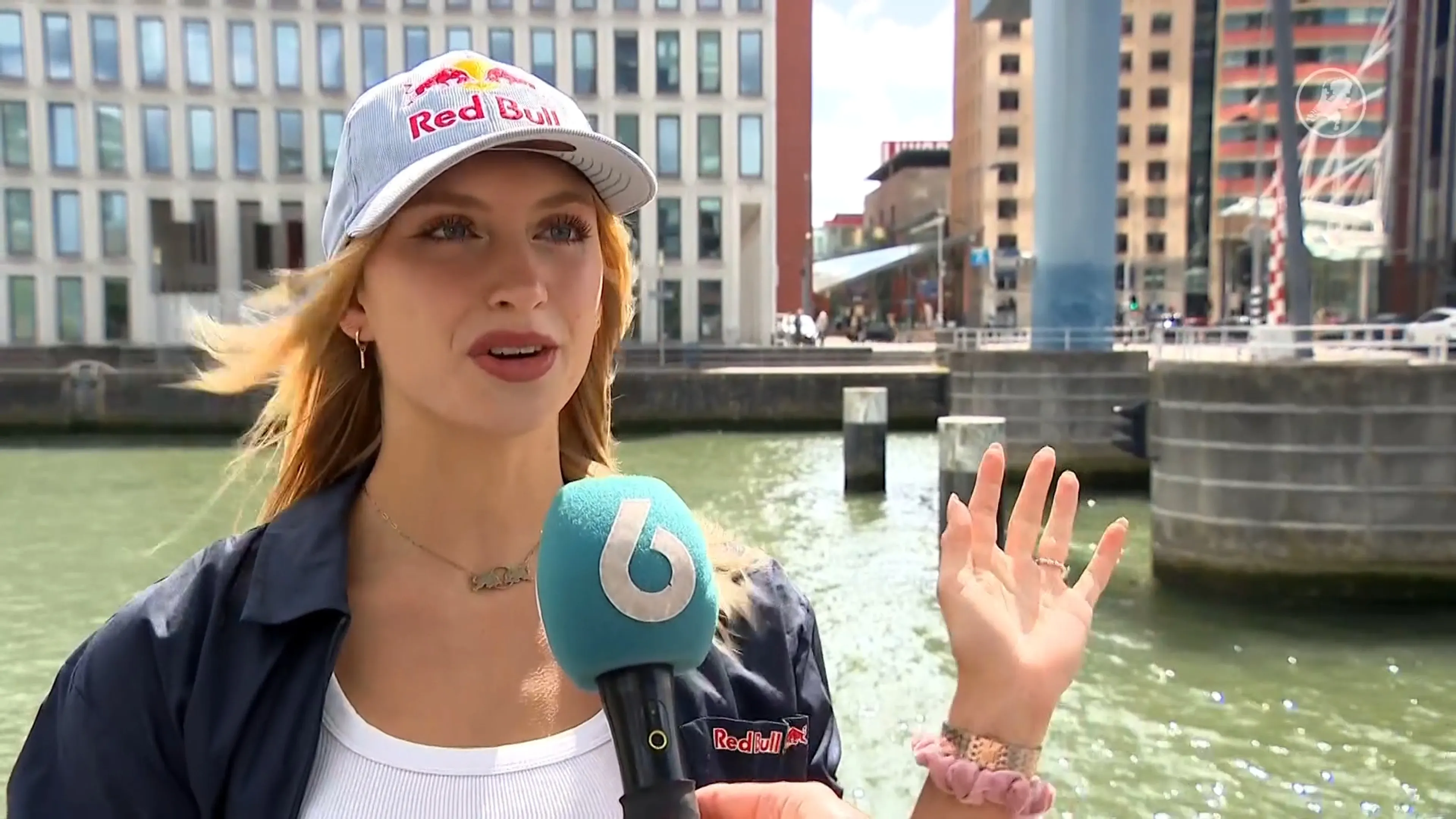 Noa (20) maakt bizarre sprong op paal bij Maastoren: ‘Dat is insane!’