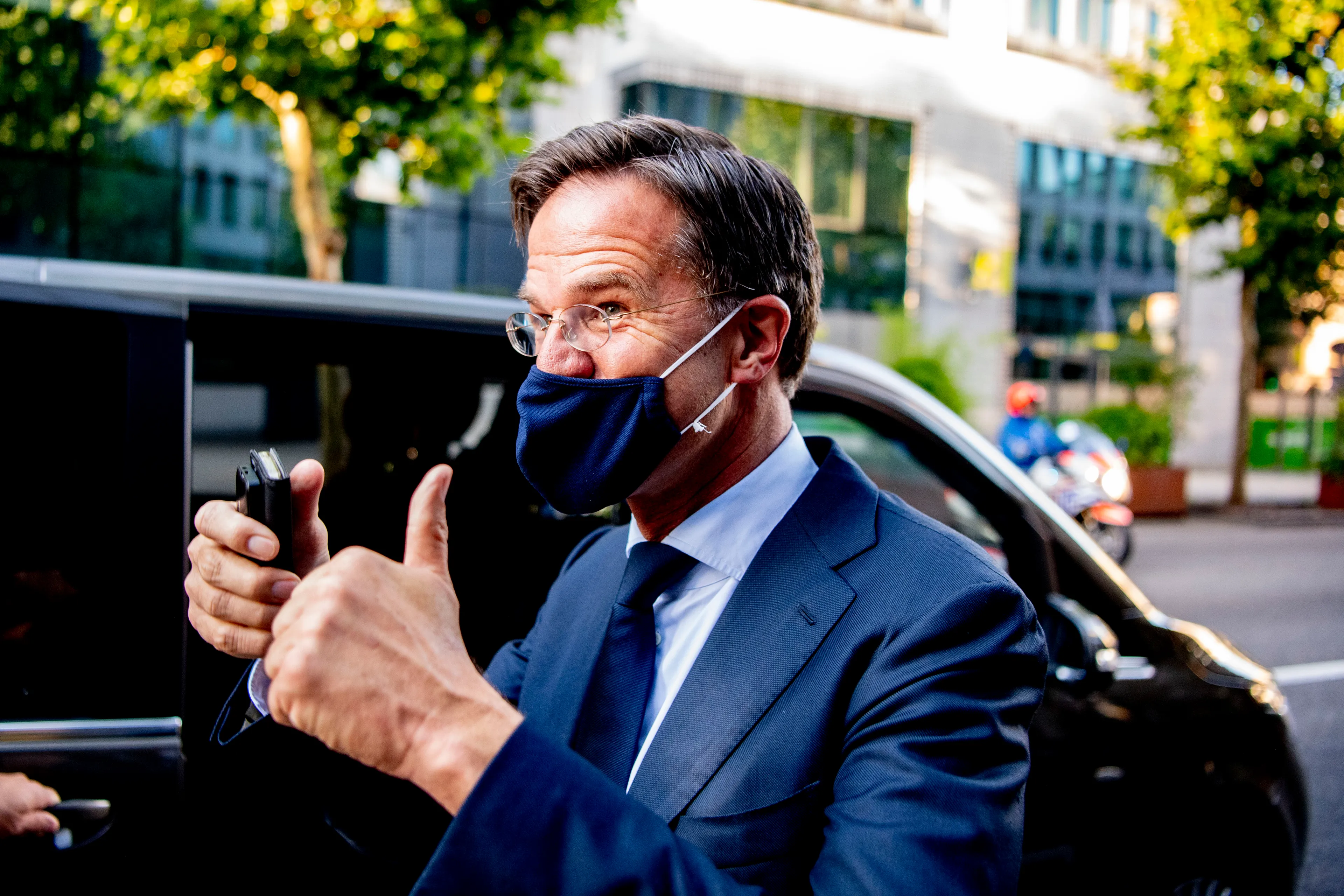 LIVEBLOG | Rutte roept alle Nederlanders op: draag mondkapje in publieke ruimtes