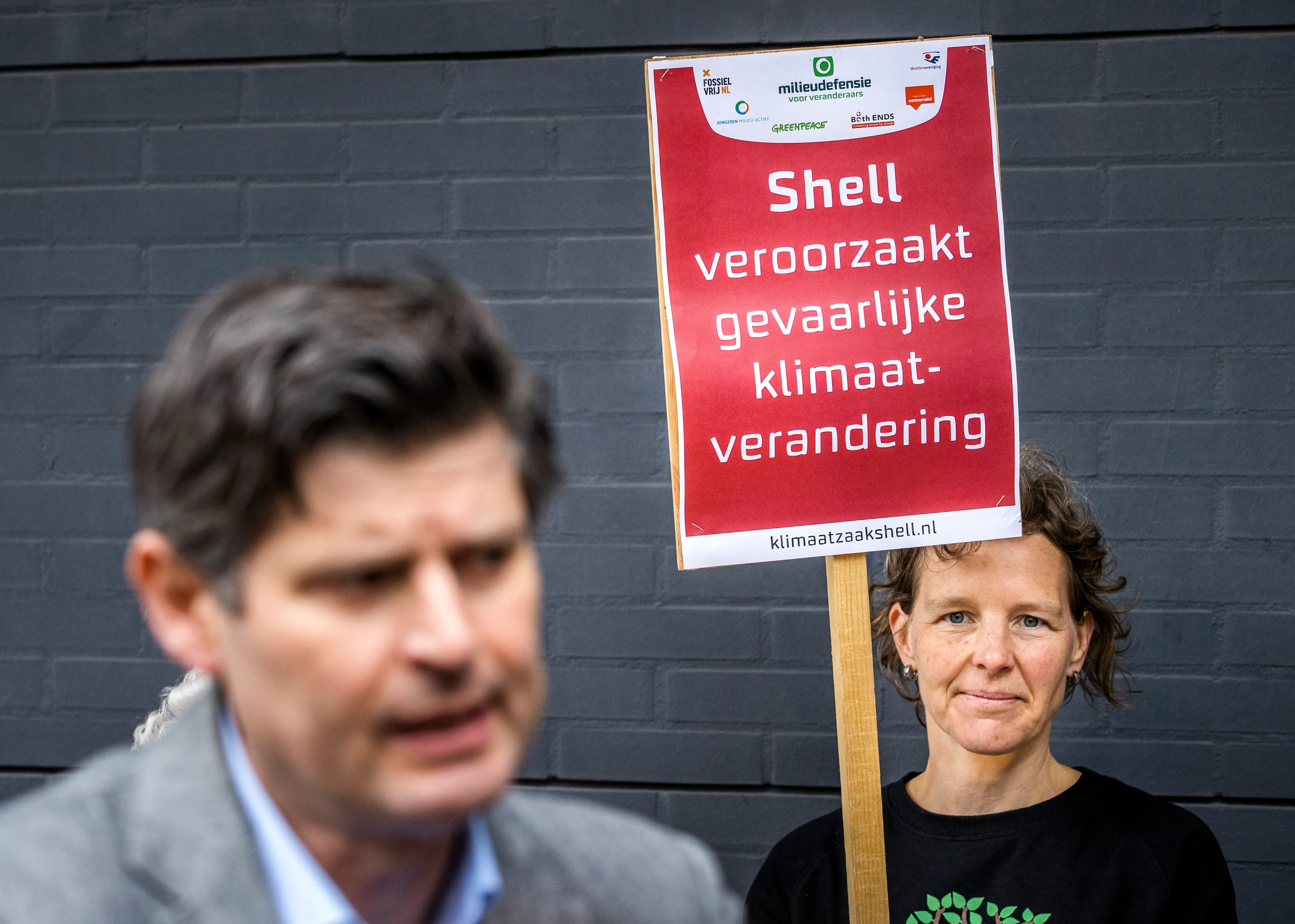 Rechtbank doet unieke uitspraak: Shell moet CO2-uitstoot drastisch verminderen
